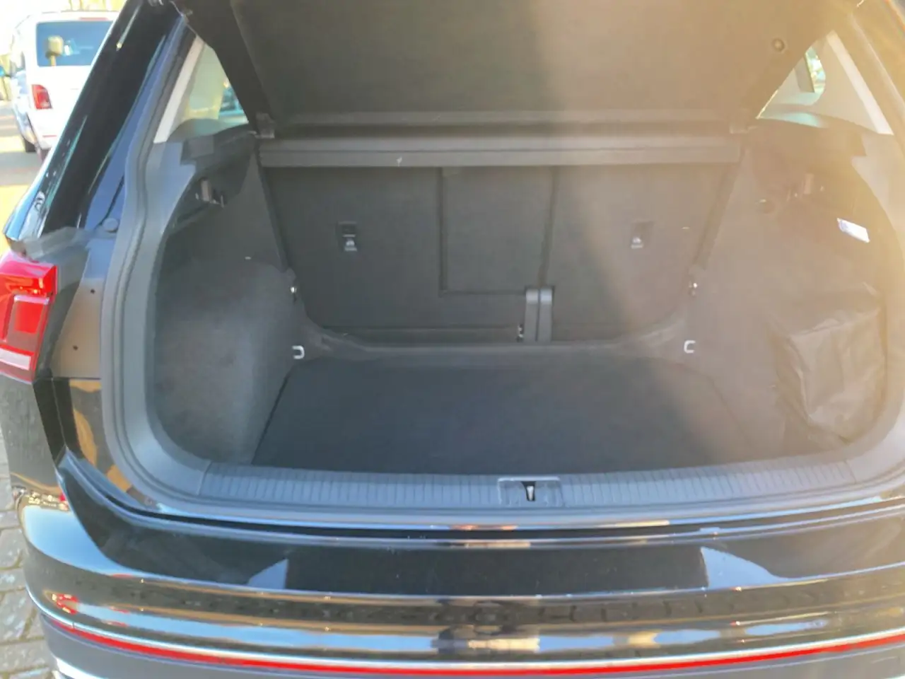 Volkswagen Tiguan 2.0 TDI Elegance 4Motion+AHK+PANO+RFK+LED Klima 6