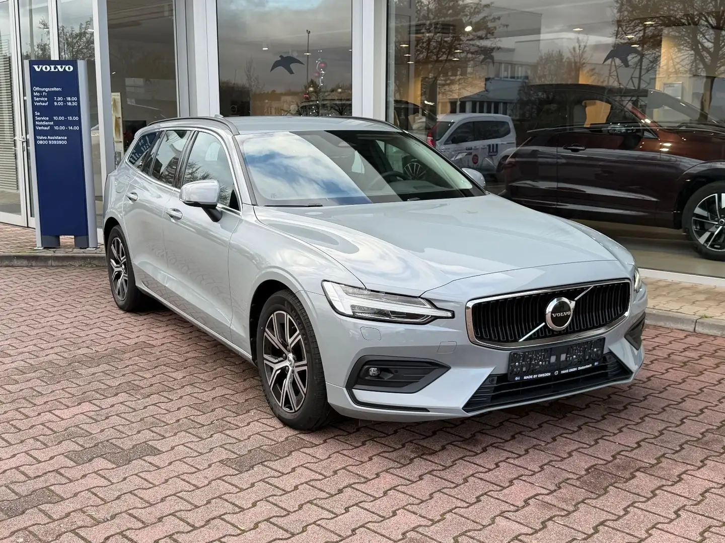Volvo V60 B3 DCT Core Grau - 1