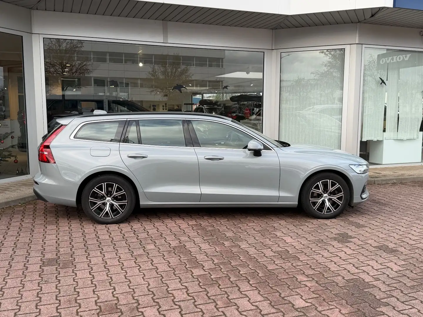 Volvo V60 B3 DCT Core Grau - 2