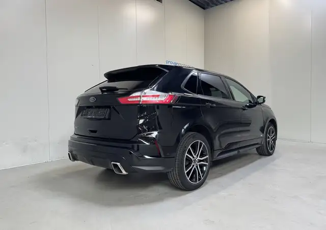 Ford Edge view 3