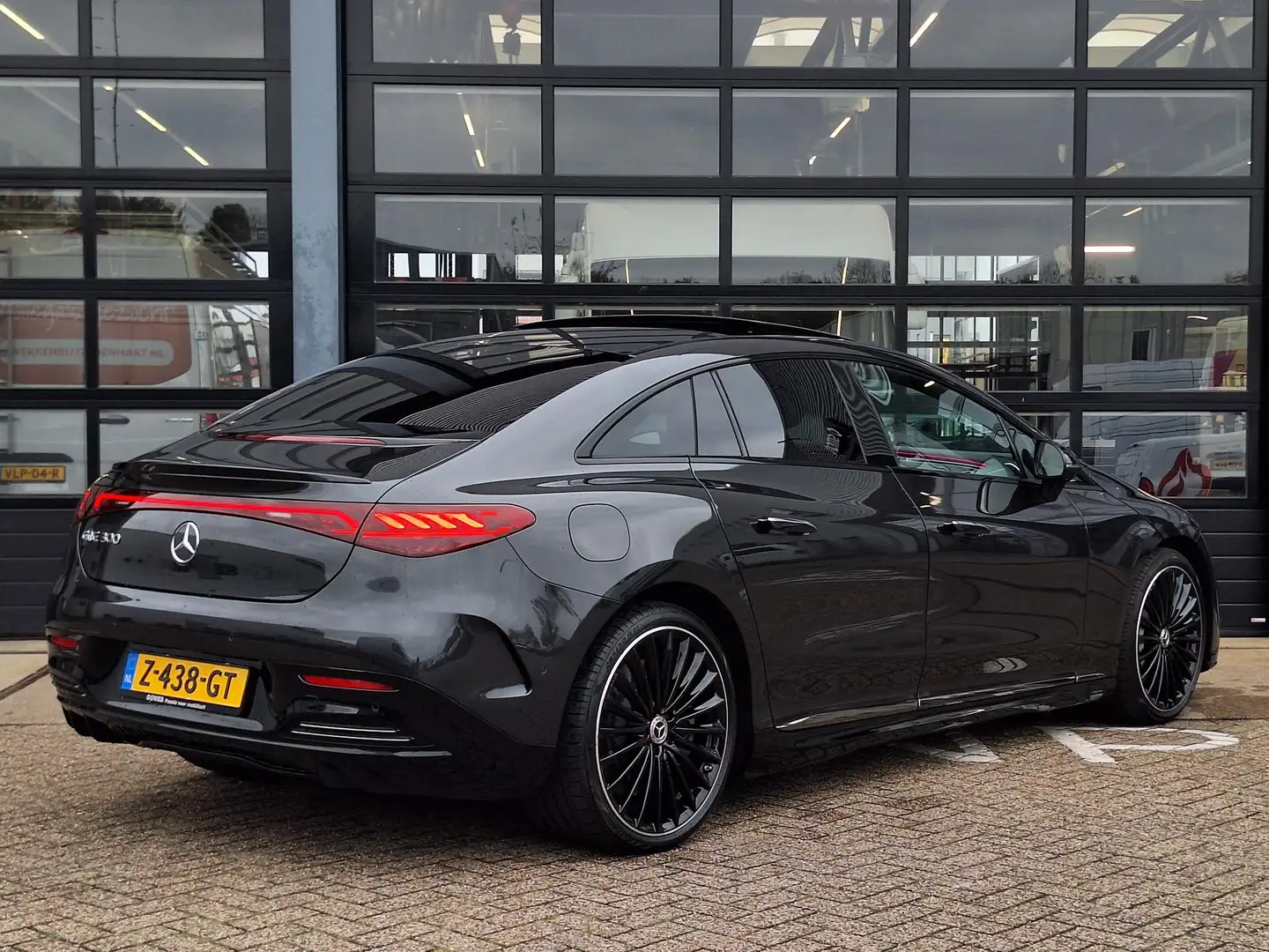 Mercedes-Benz EQE 300 | Panoramadak | Luchtvering | AMG Night | Premium Gris - 2