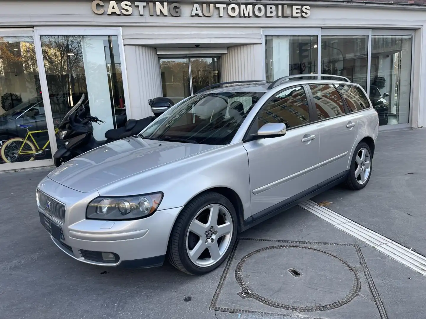 Volvo V50 2.4 - 140 - BVA  BREAK Summum à professionnels Gris - 1