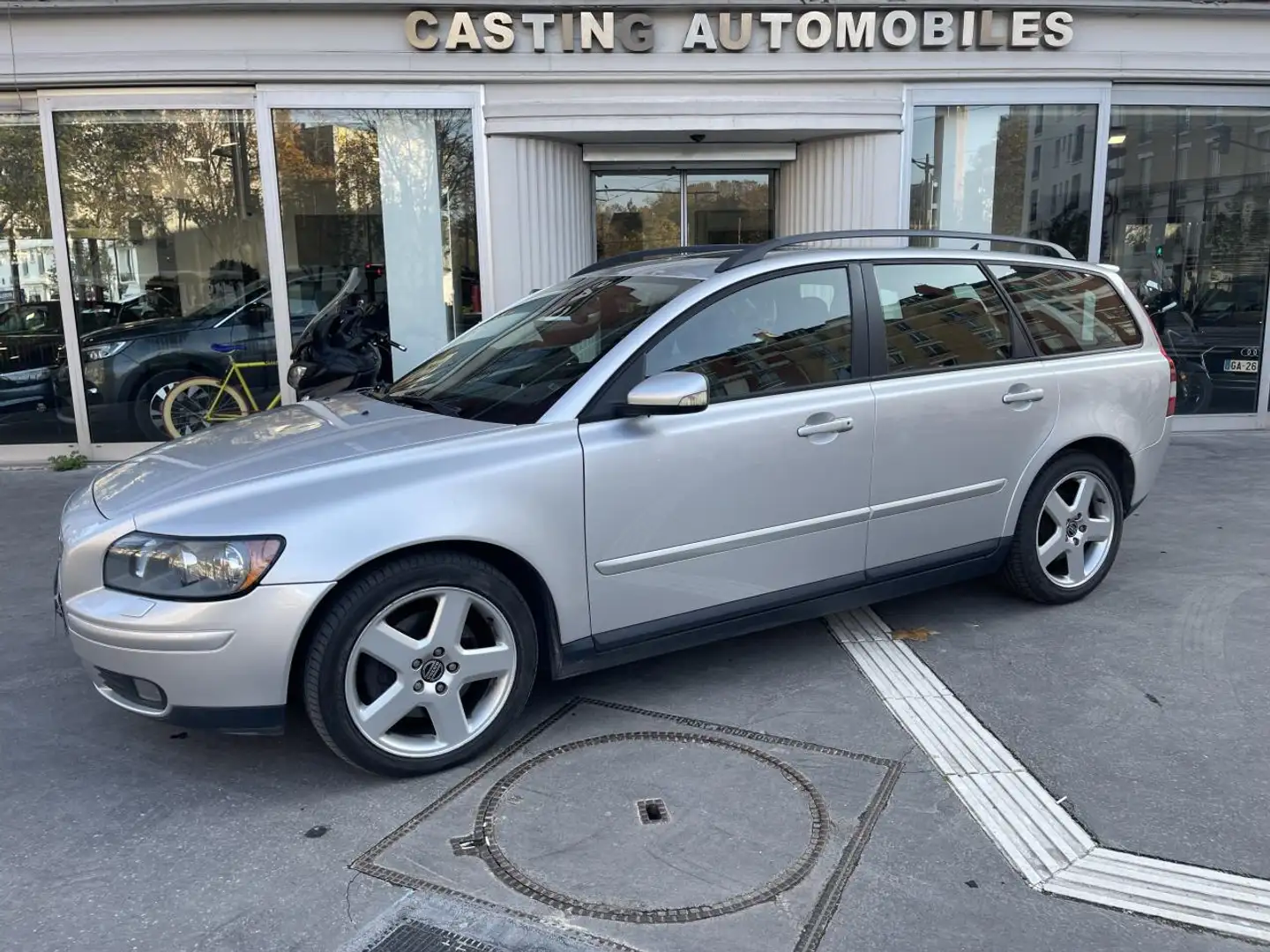 Volvo V50 2.4 - 140 - BVA  BREAK Summum à professionnels Gris - 2