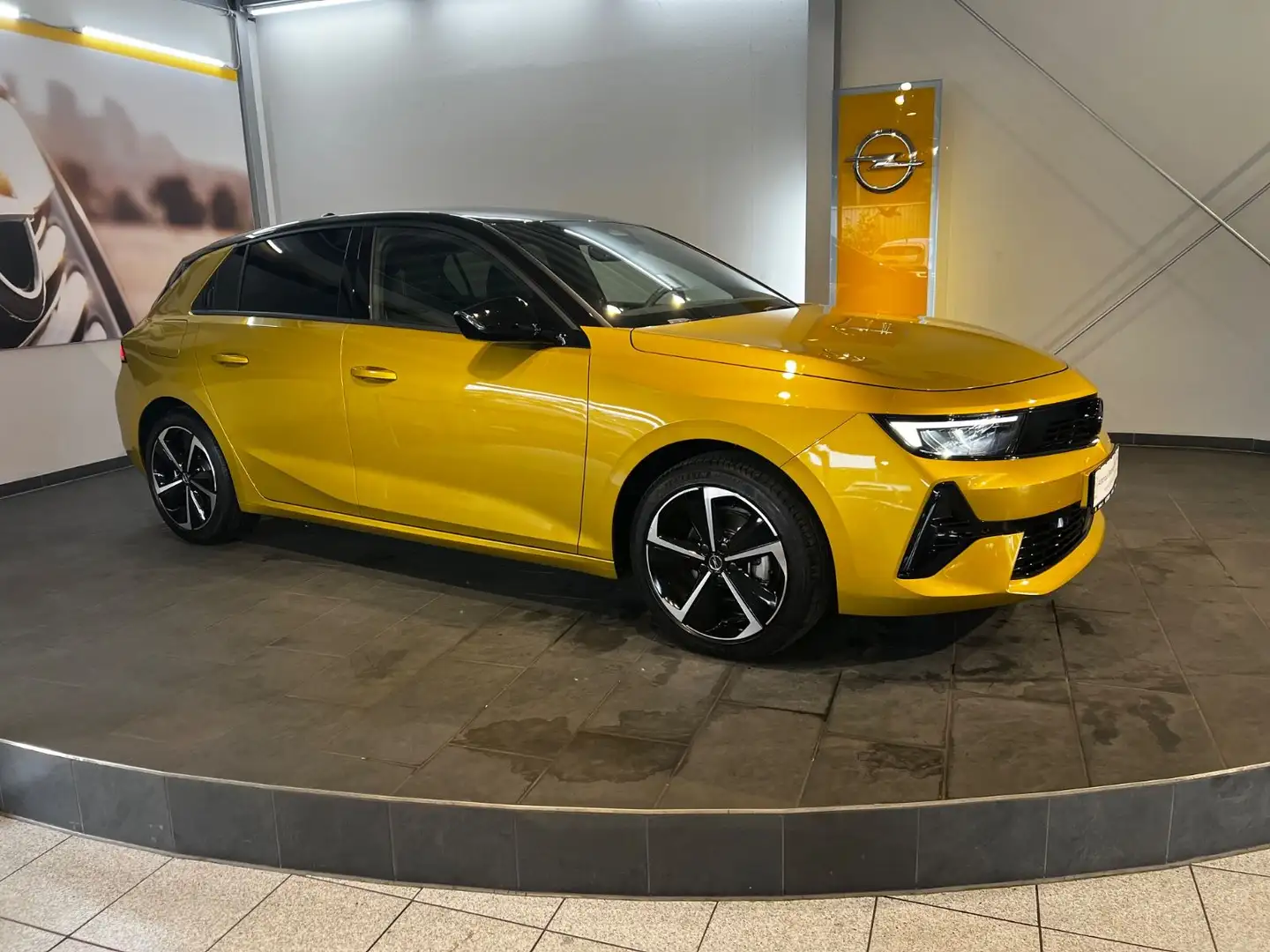 Opel Astra 1.2 Turbo 96kW GS - 2