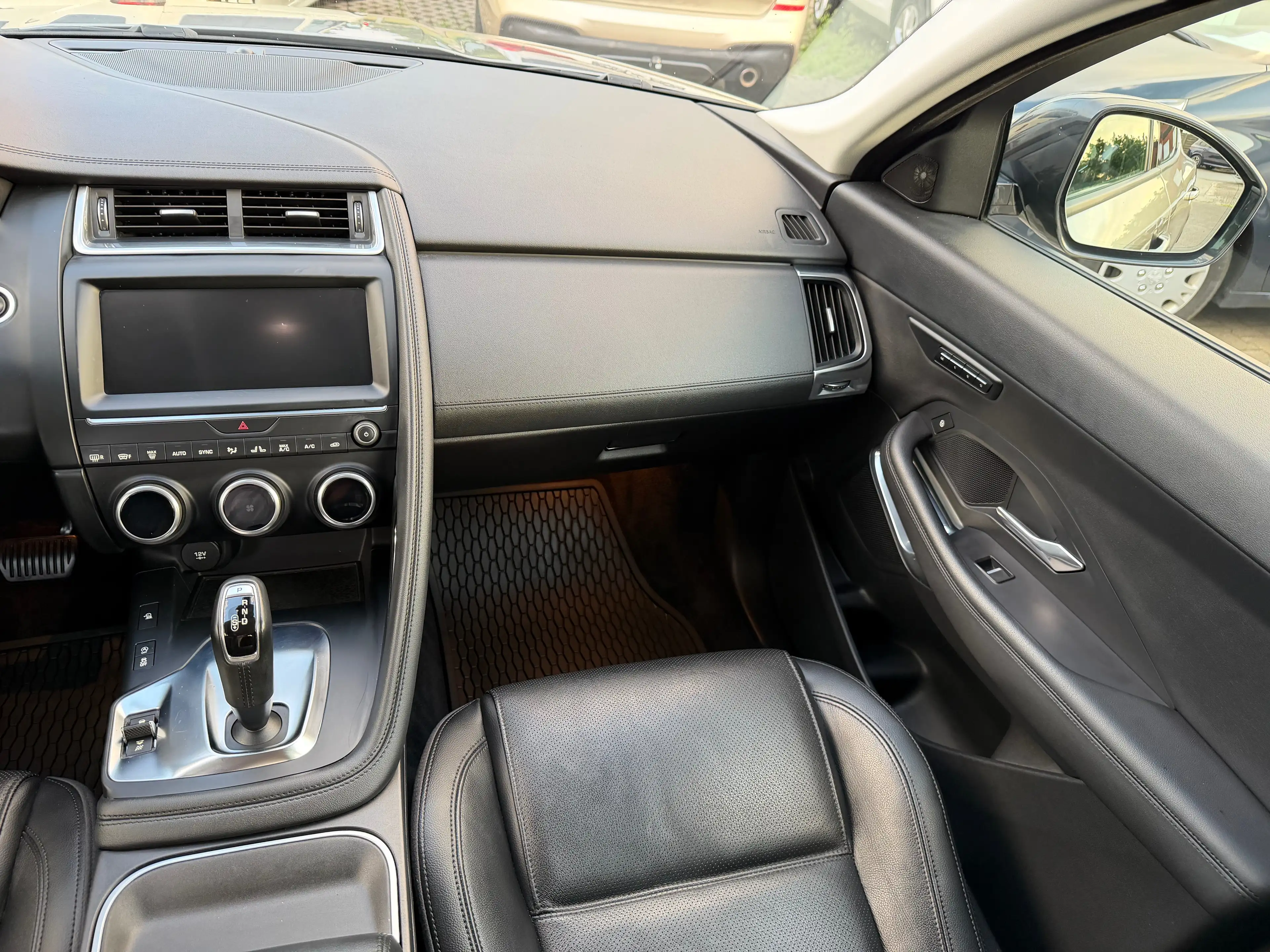 Jaguar E-Pace 1Hand~AWD~Leder~Navi~Scheckheft — photo 10