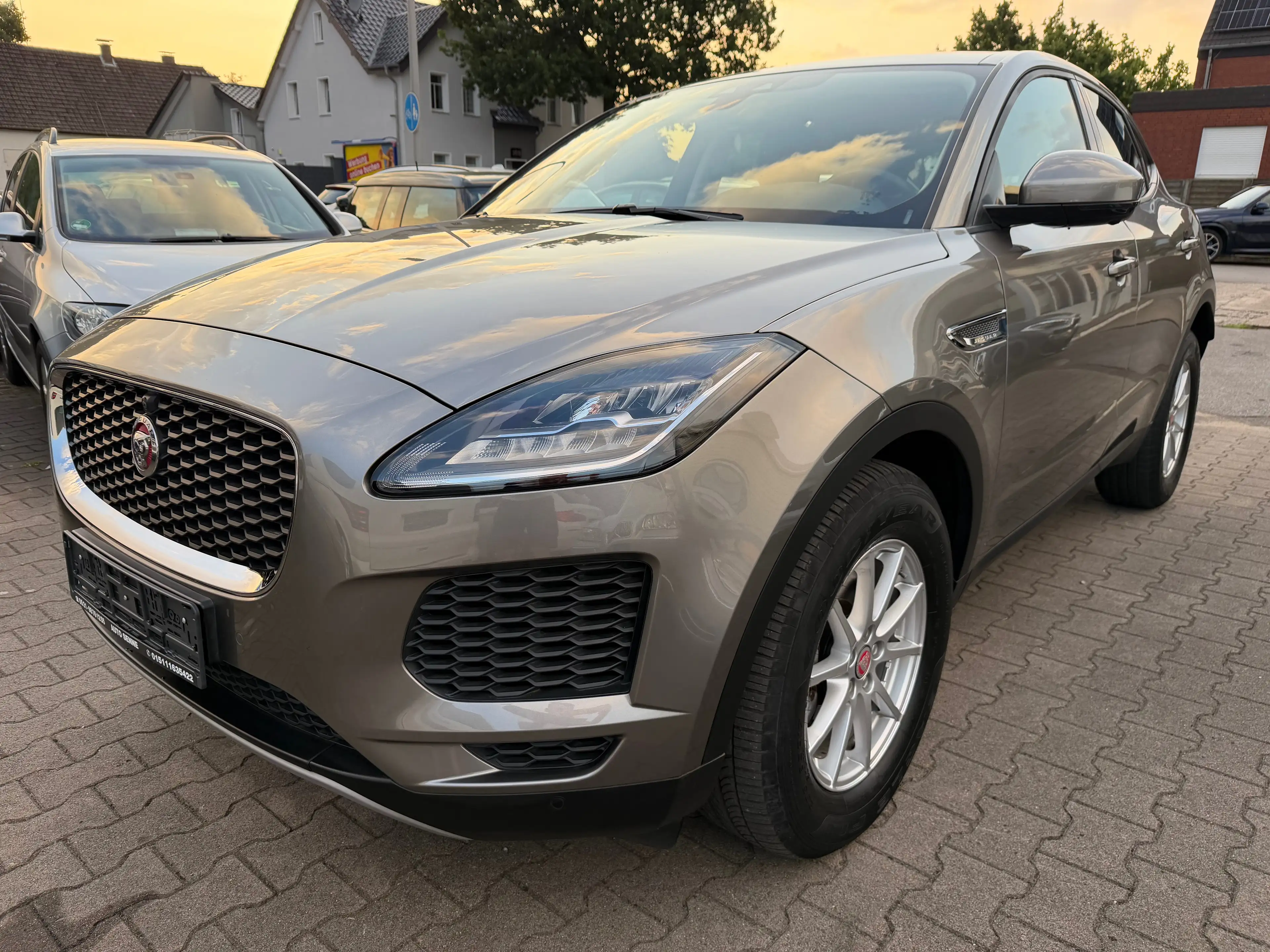 Jaguar E-Pace 1Hand~AWD~Leder~Navi~Scheckheft