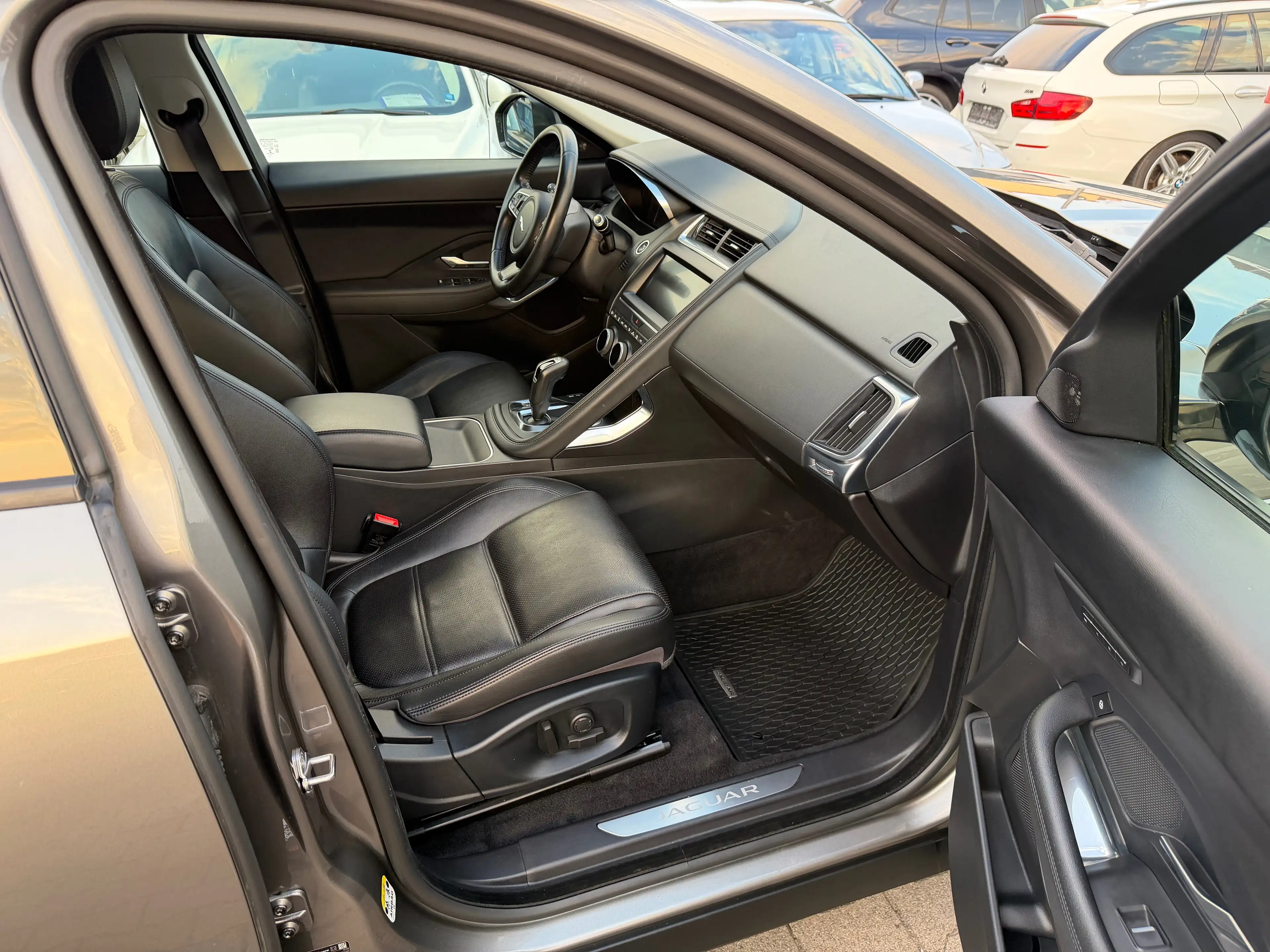 Jaguar E-Pace 1Hand~AWD~Leder~Navi~Scheckheft — photo 13