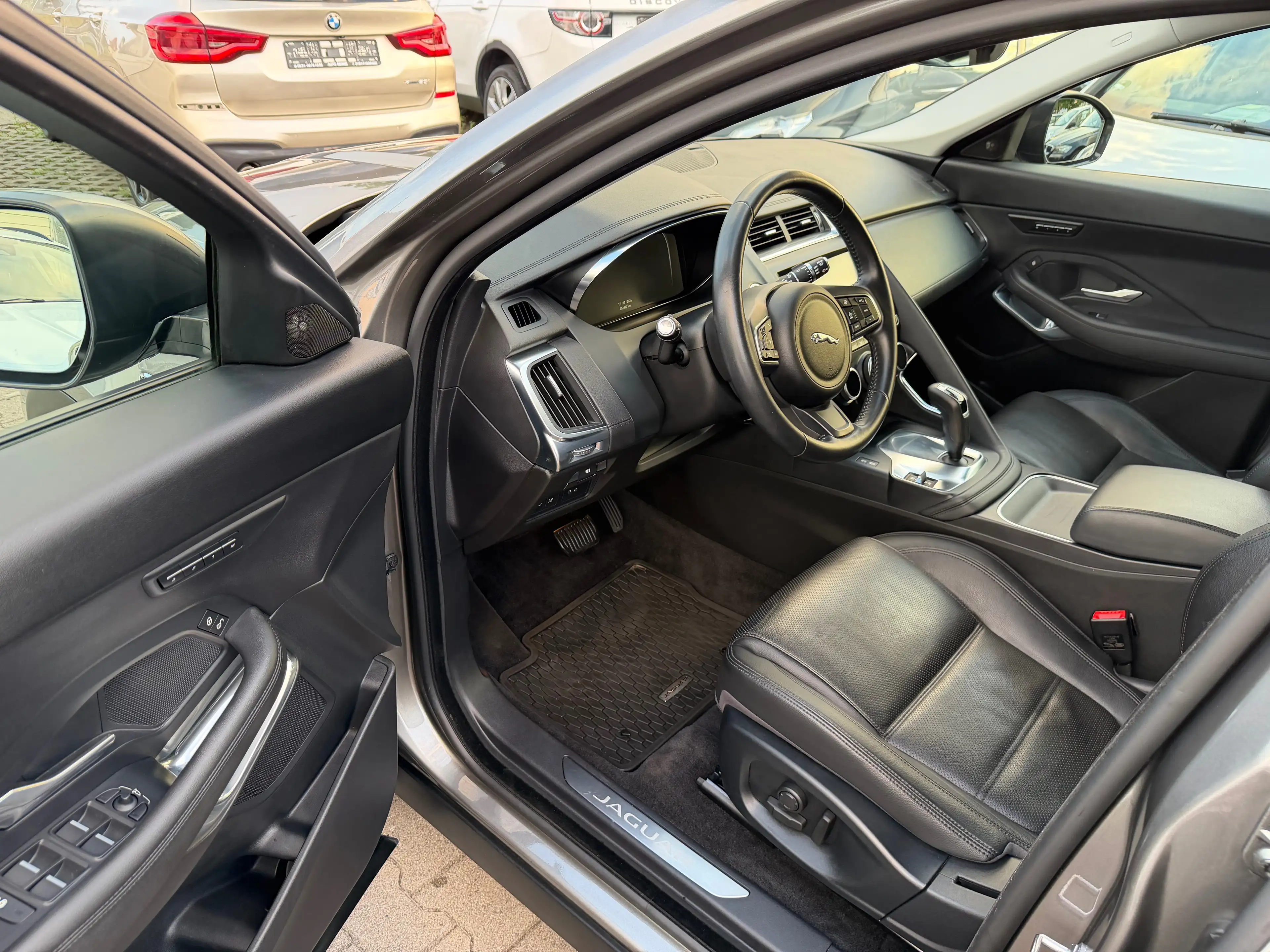 Jaguar E-Pace 1Hand~AWD~Leder~Navi~Scheckheft — photo 7