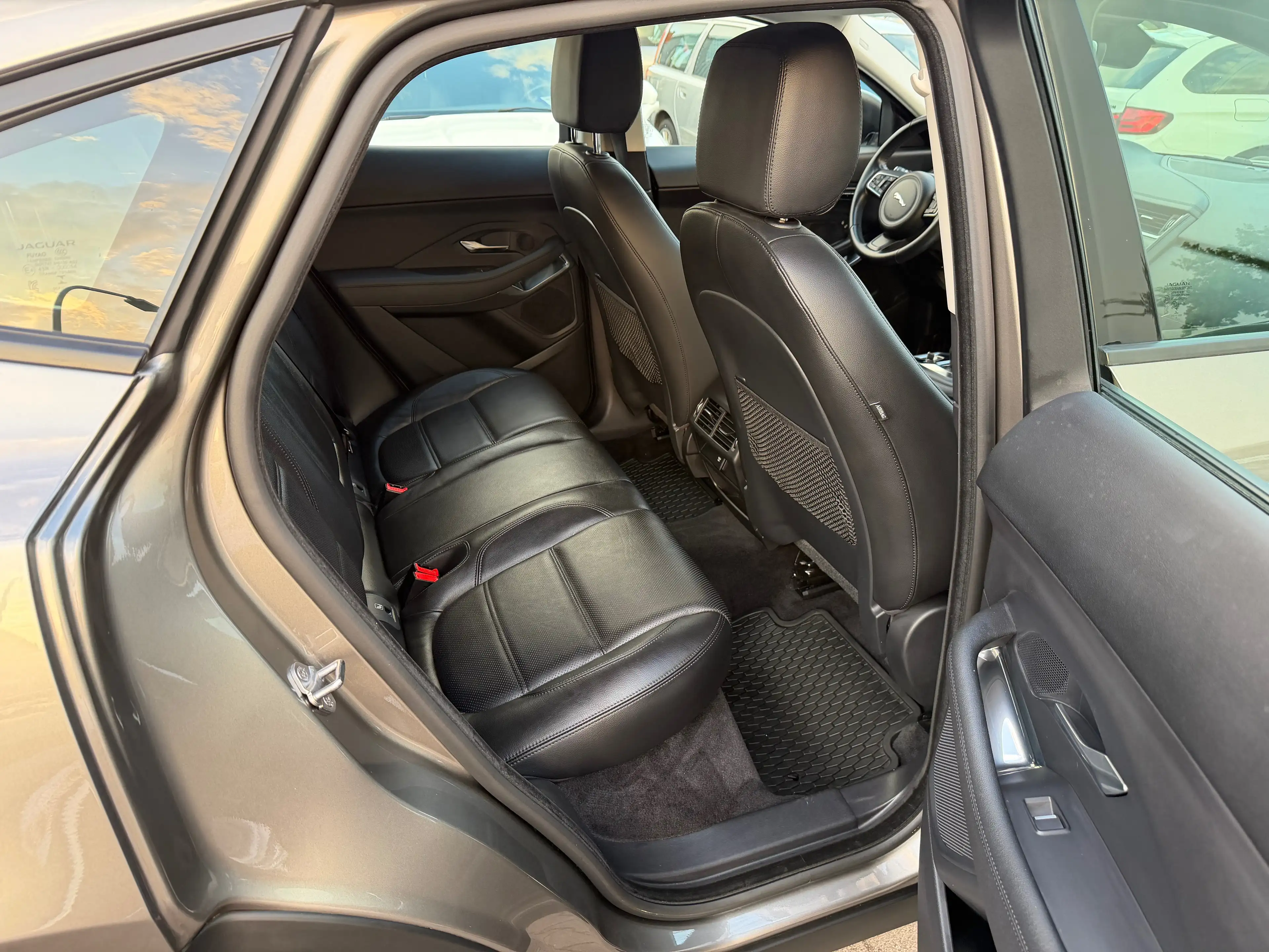 Jaguar E-Pace 1Hand~AWD~Leder~Navi~Scheckheft — photo 12