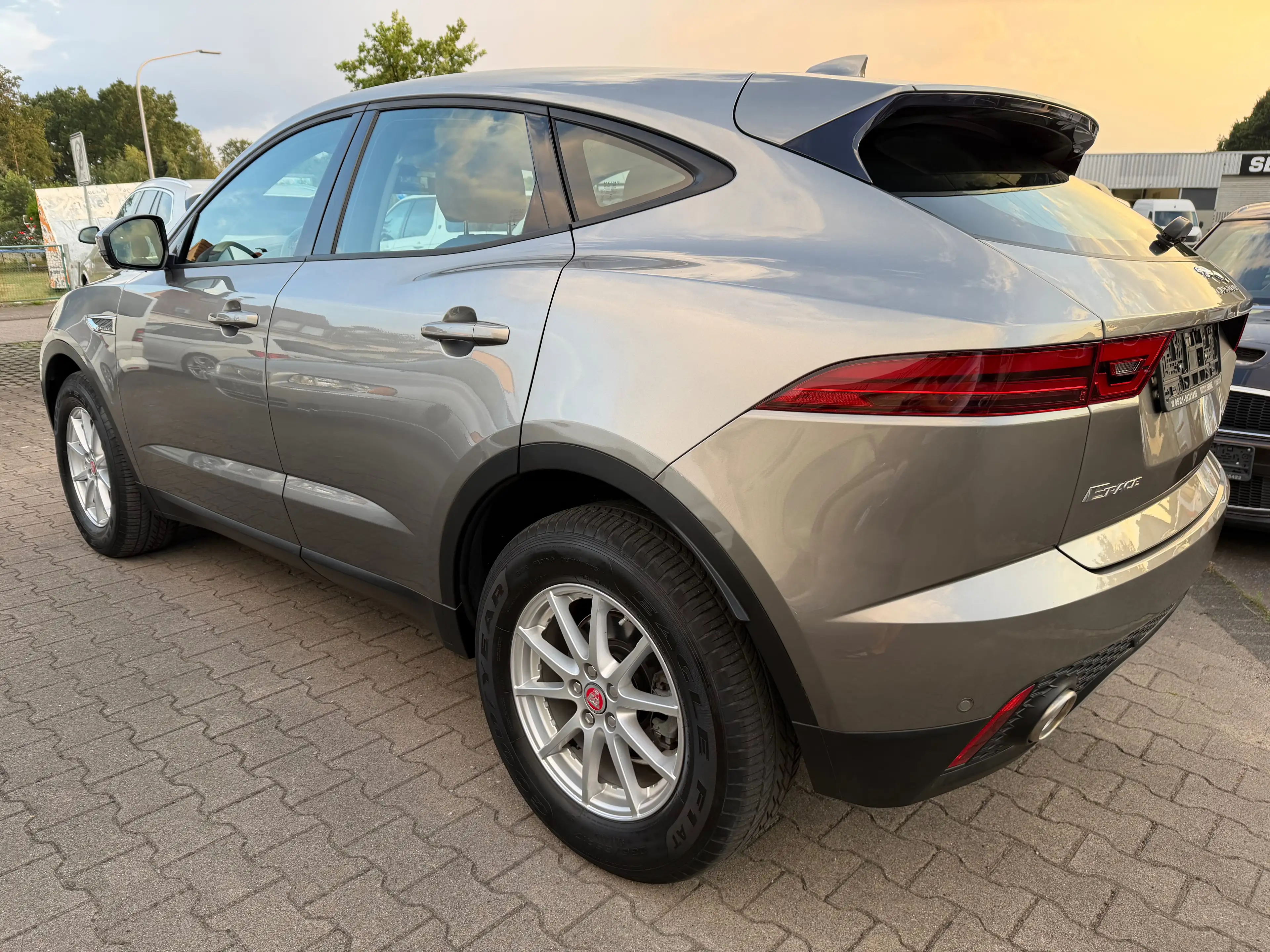 Jaguar E-Pace 1Hand~AWD~Leder~Navi~Scheckheft — photo 6