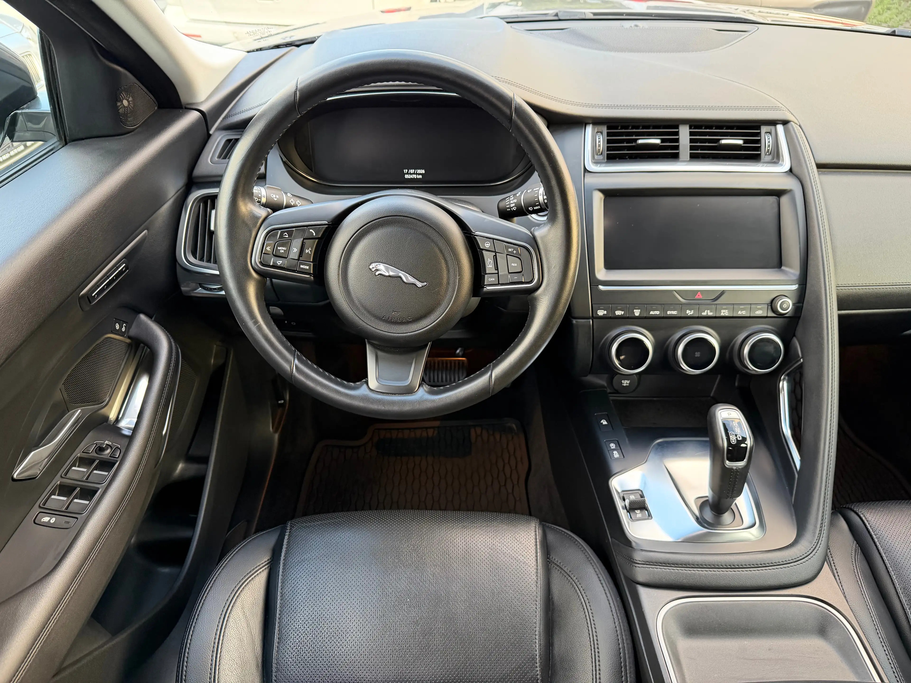 Jaguar E-Pace 1Hand~AWD~Leder~Navi~Scheckheft — photo 9