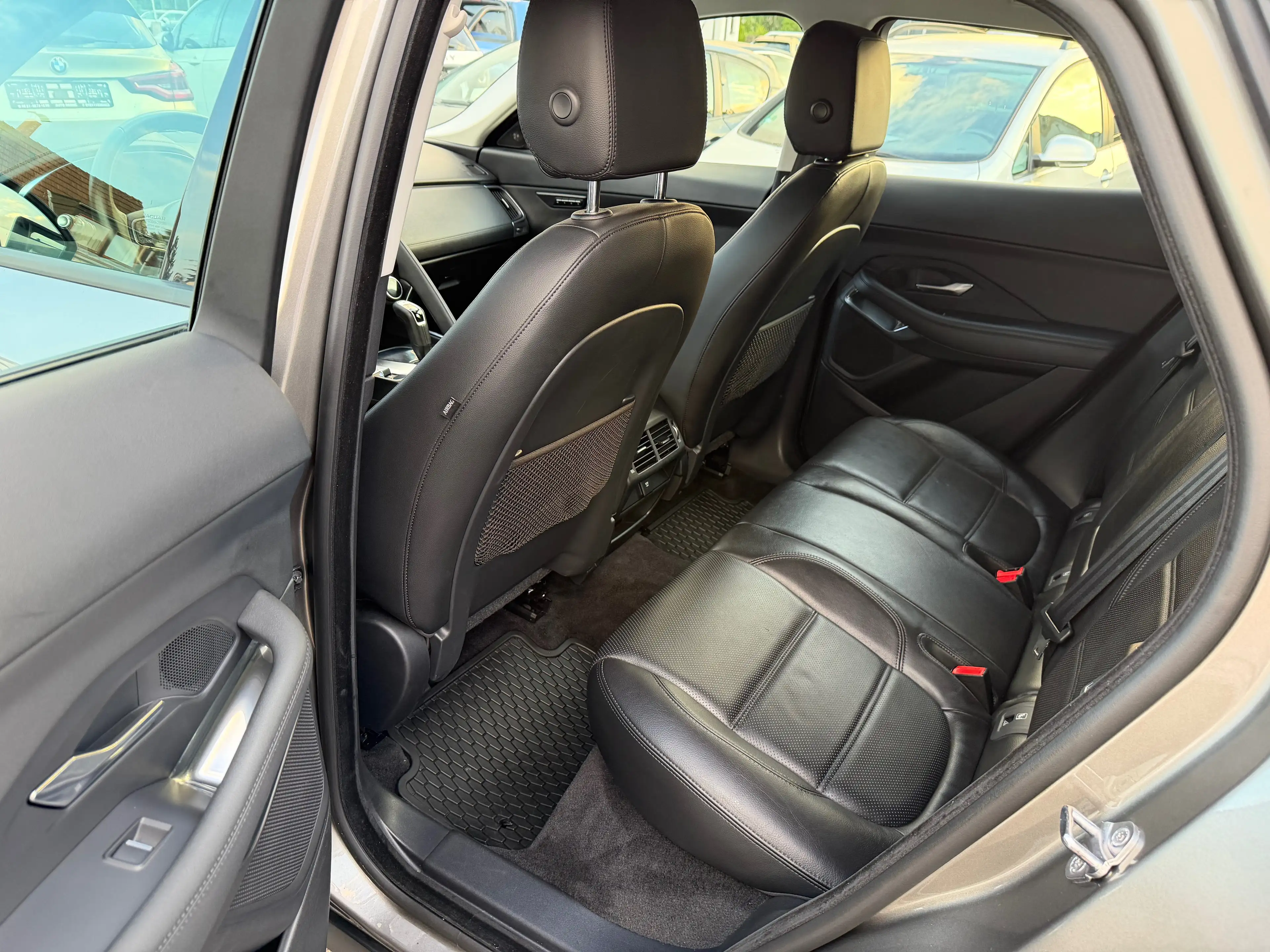 Jaguar E-Pace 1Hand~AWD~Leder~Navi~Scheckheft — photo 11