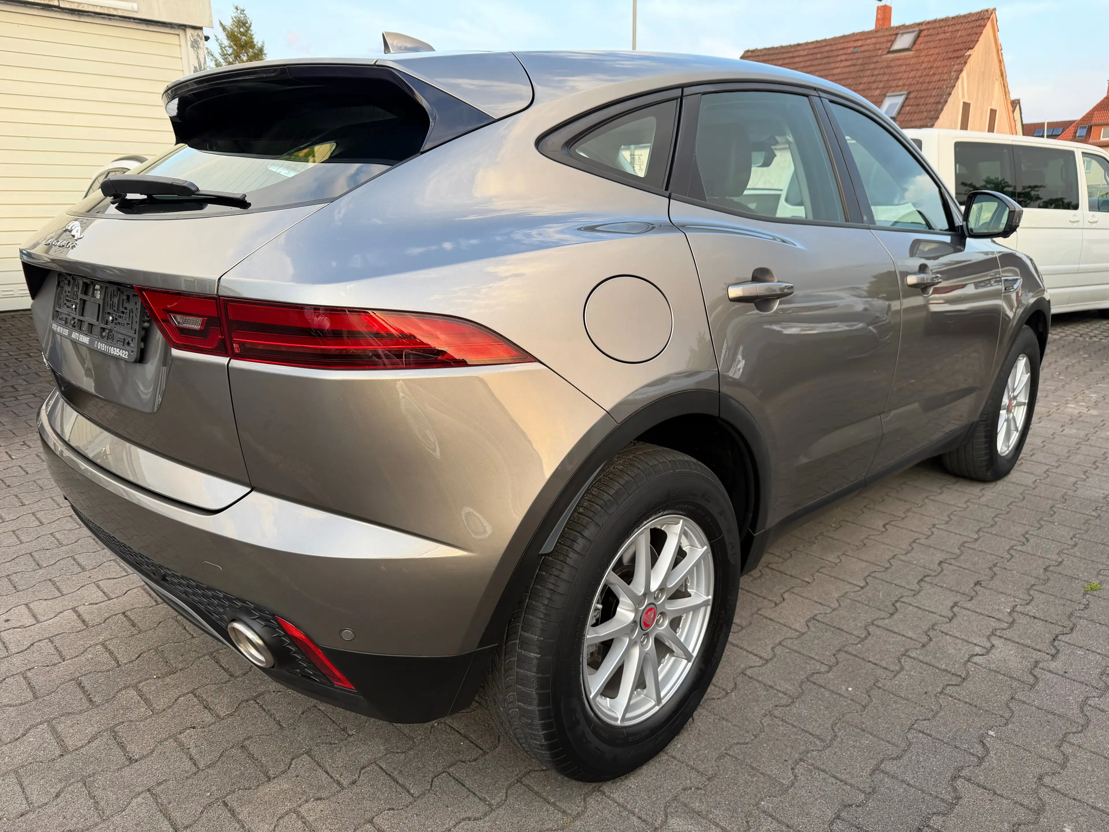 Jaguar E-Pace 1Hand~AWD~Leder~Navi~Scheckheft — photo 4