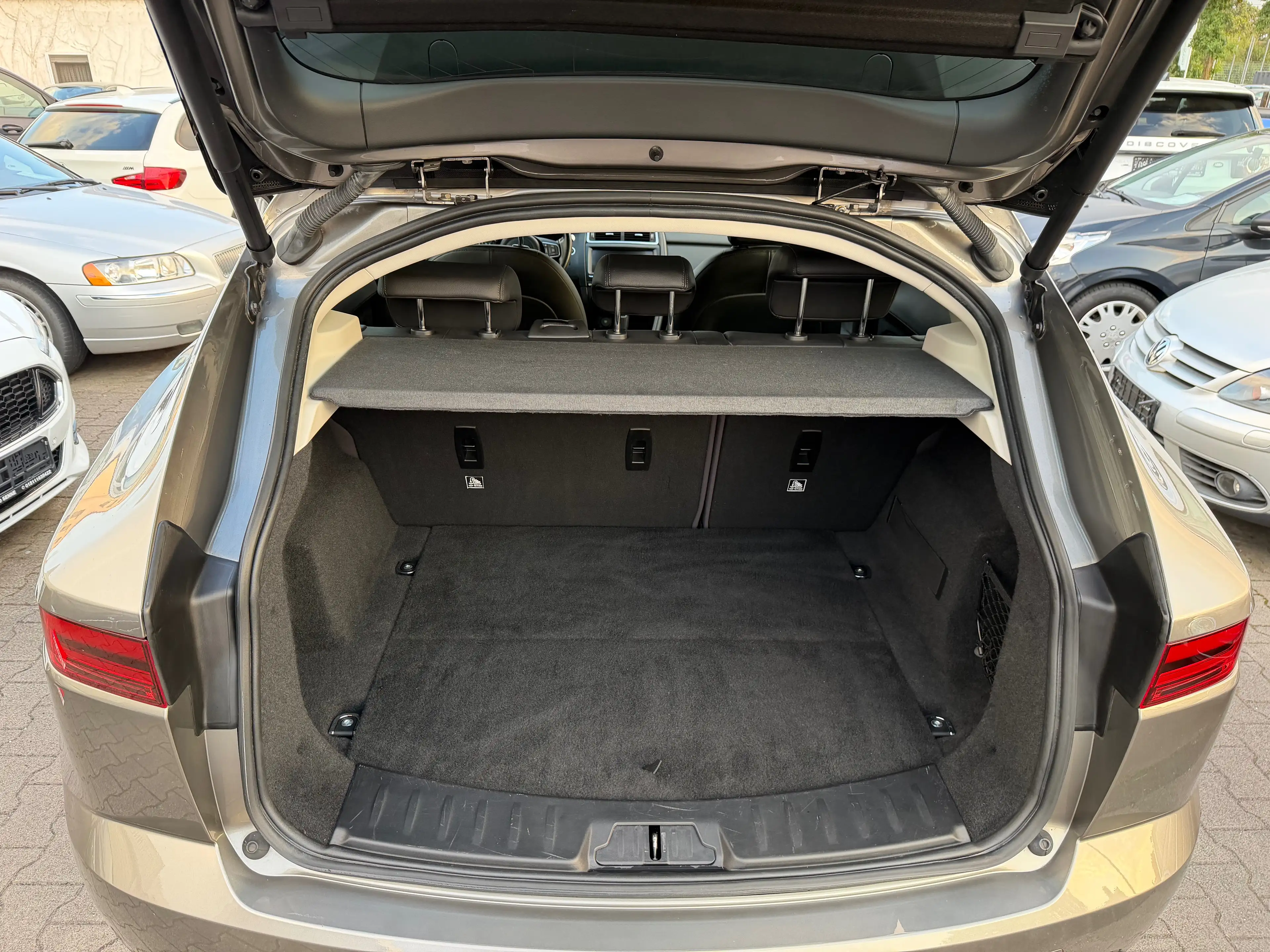 Jaguar E-Pace 1Hand~AWD~Leder~Navi~Scheckheft — photo 14