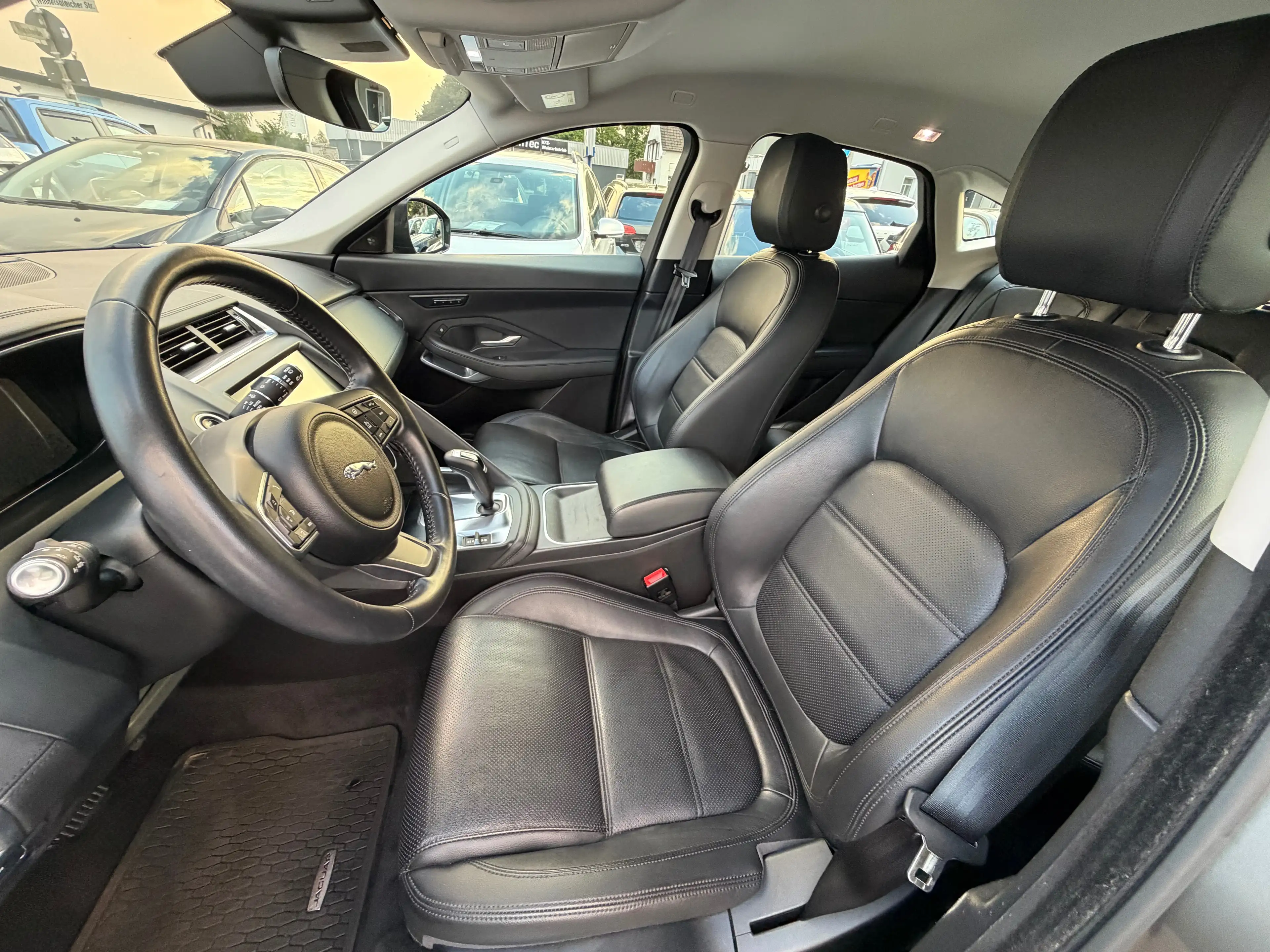 Jaguar E-Pace 1Hand~AWD~Leder~Navi~Scheckheft — photo 8
