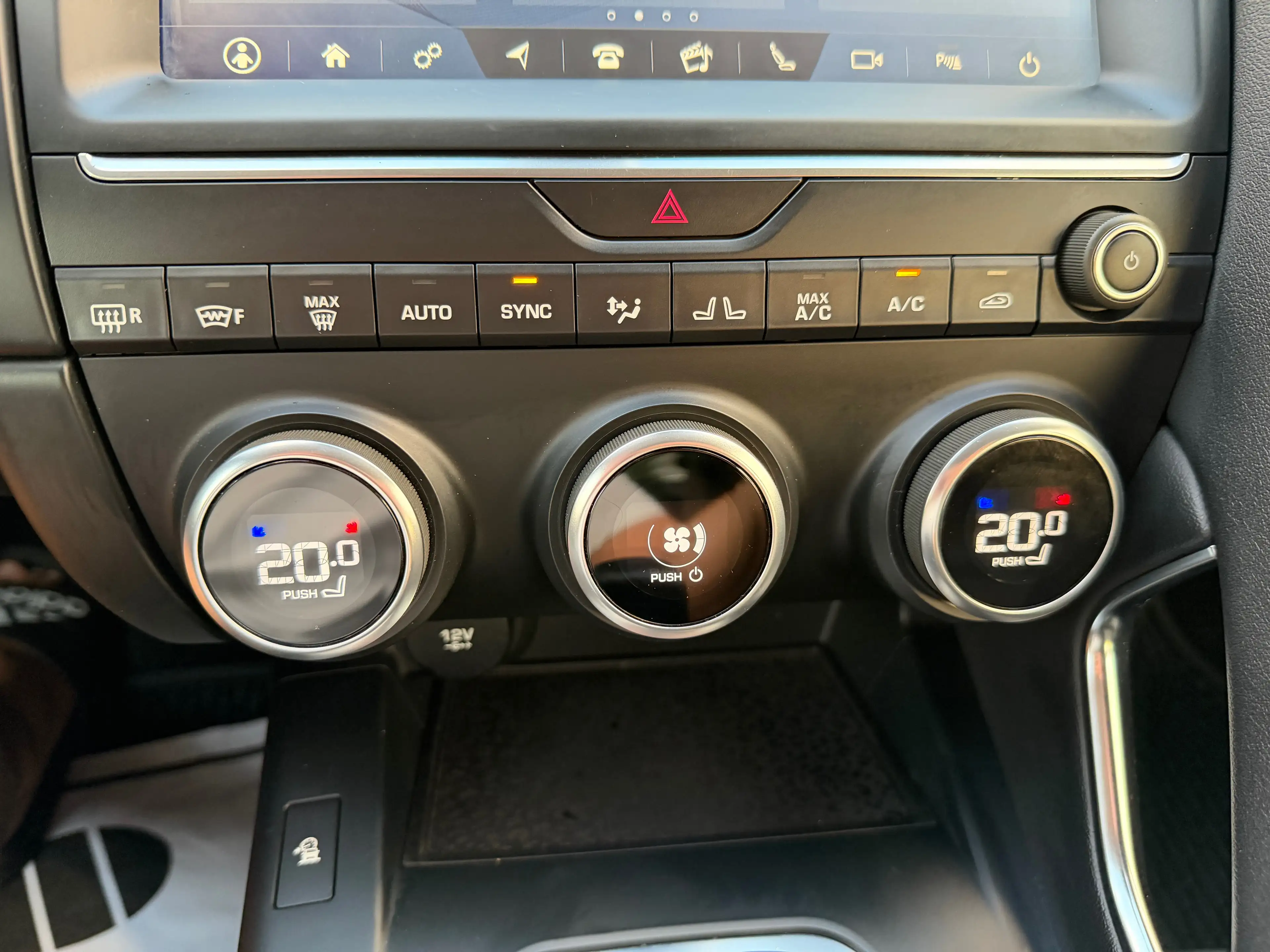 Jaguar E-Pace 1Hand~AWD~Leder~Navi~Scheckheft — photo 15