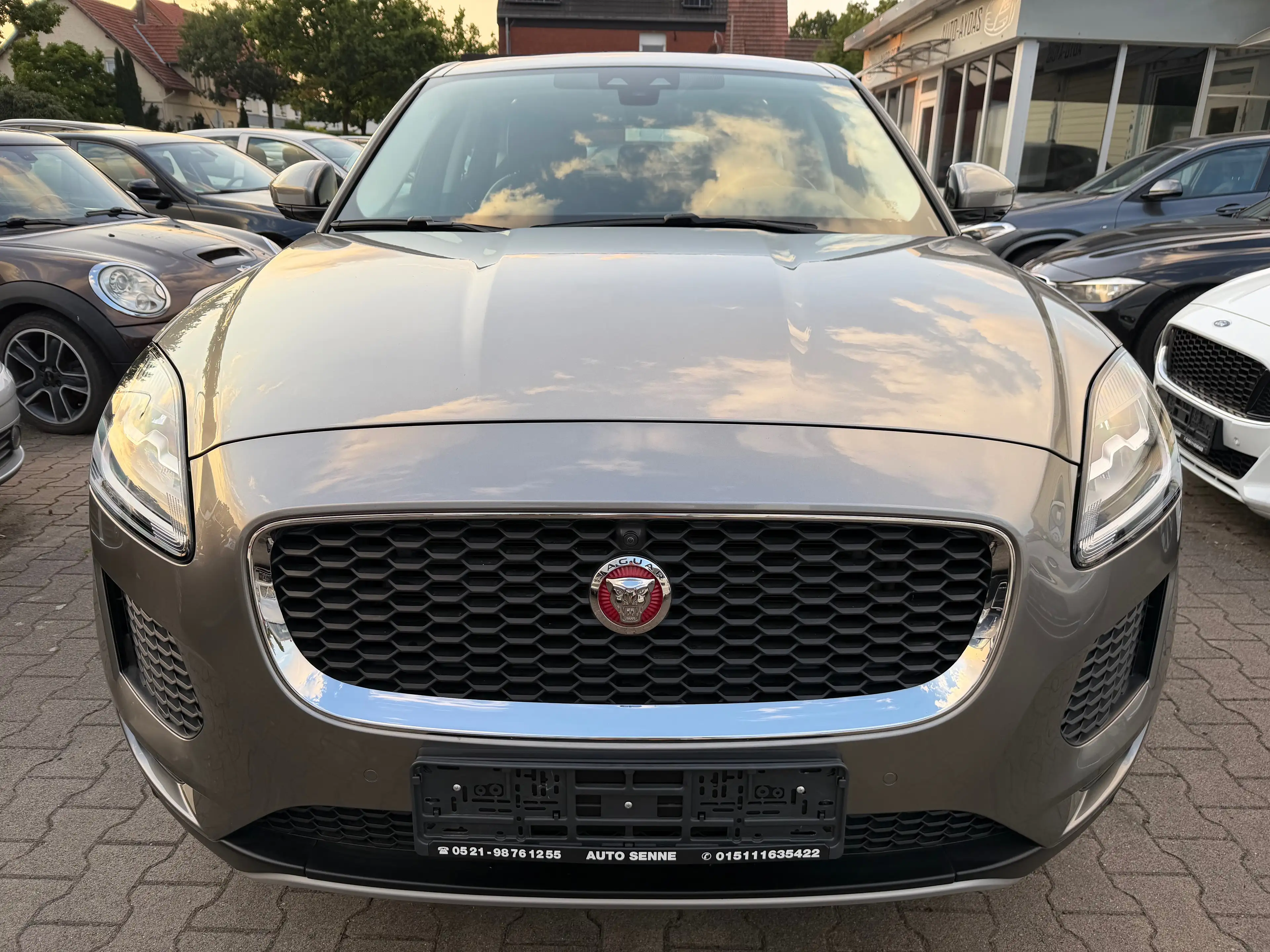 Jaguar E-Pace 1Hand~AWD~Leder~Navi~Scheckheft — photo 2