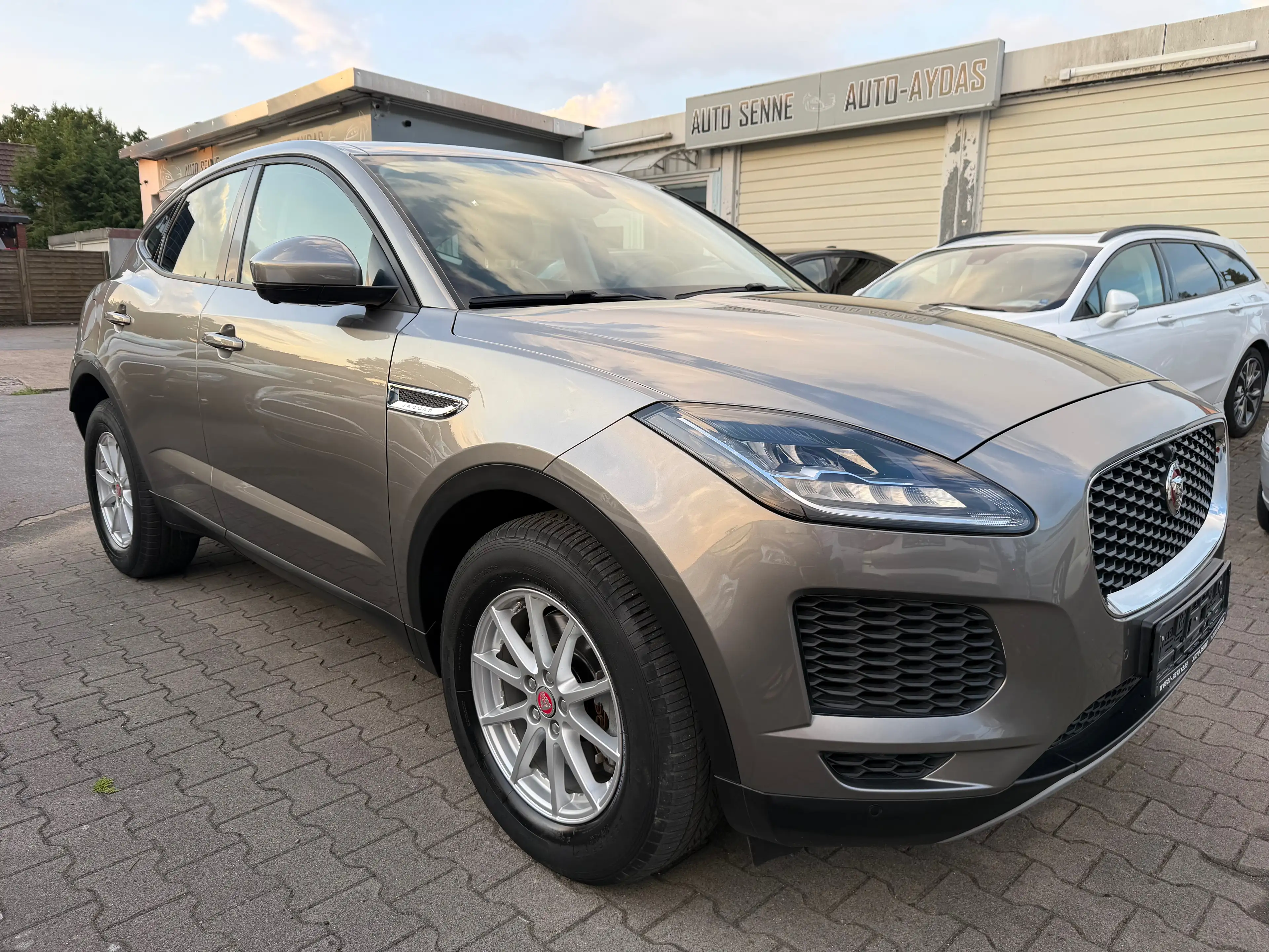 Jaguar E-Pace 1Hand~AWD~Leder~Navi~Scheckheft — photo 3