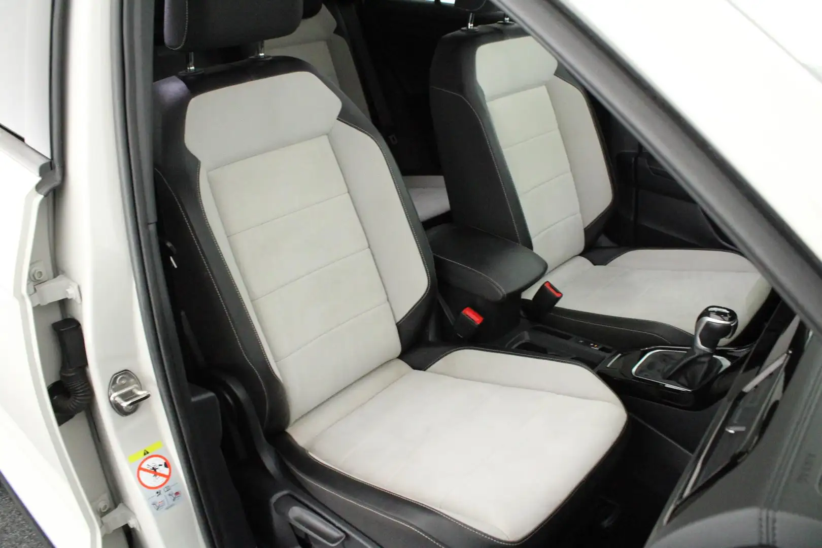 Volkswagen T-Roc 1.5 TSI 150pk DSG Style Camera Panoramadak IQ.Ligh Grijs - 2