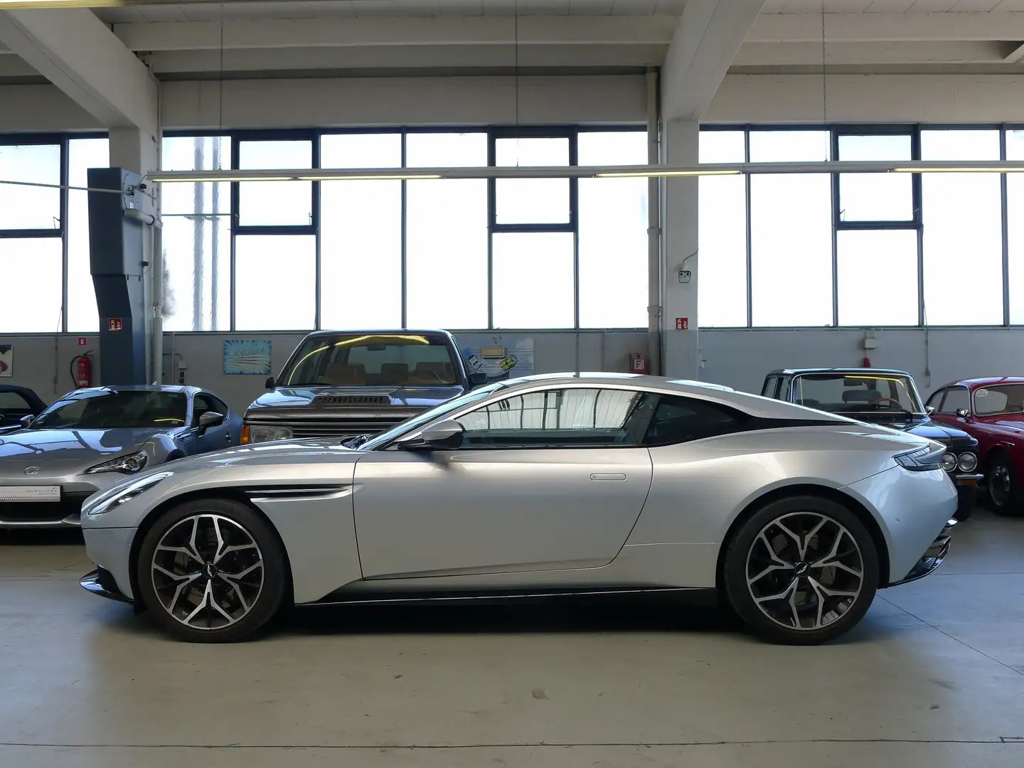 Aston Martin DB11 V8 Coupe, wie neu ! Plateado - 1