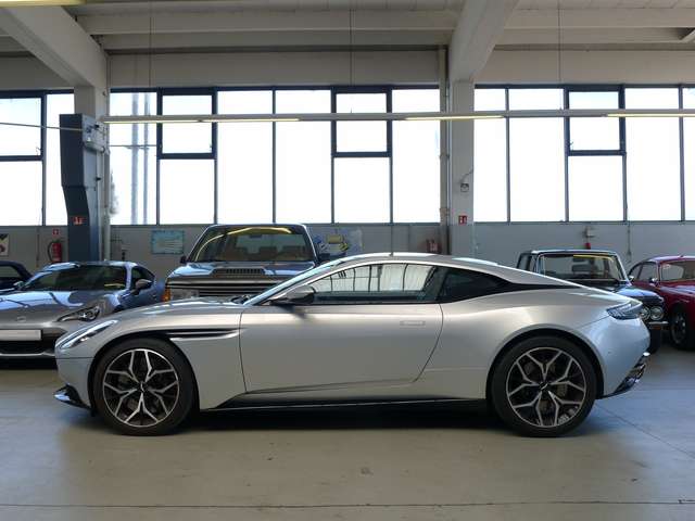 Imagine Aston Martin DB11 V8 Coupe, wie neu !