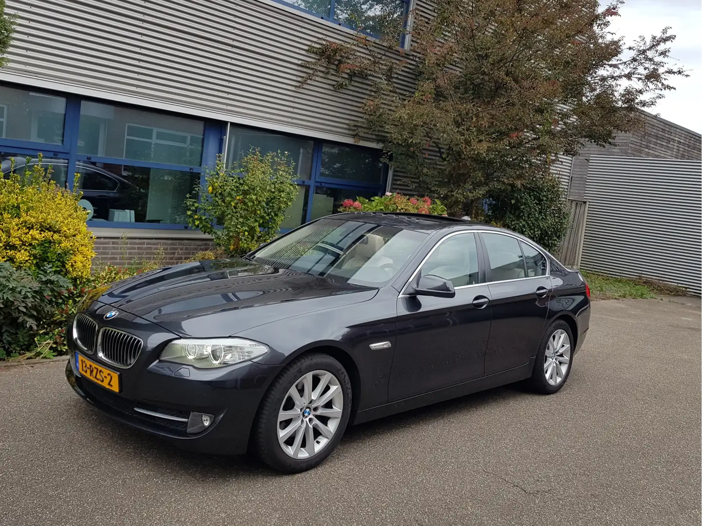 BMW 523 5-serie 523i Aut Leder Dak Navi Trekhaak 18"Vlg Grijs - 2
