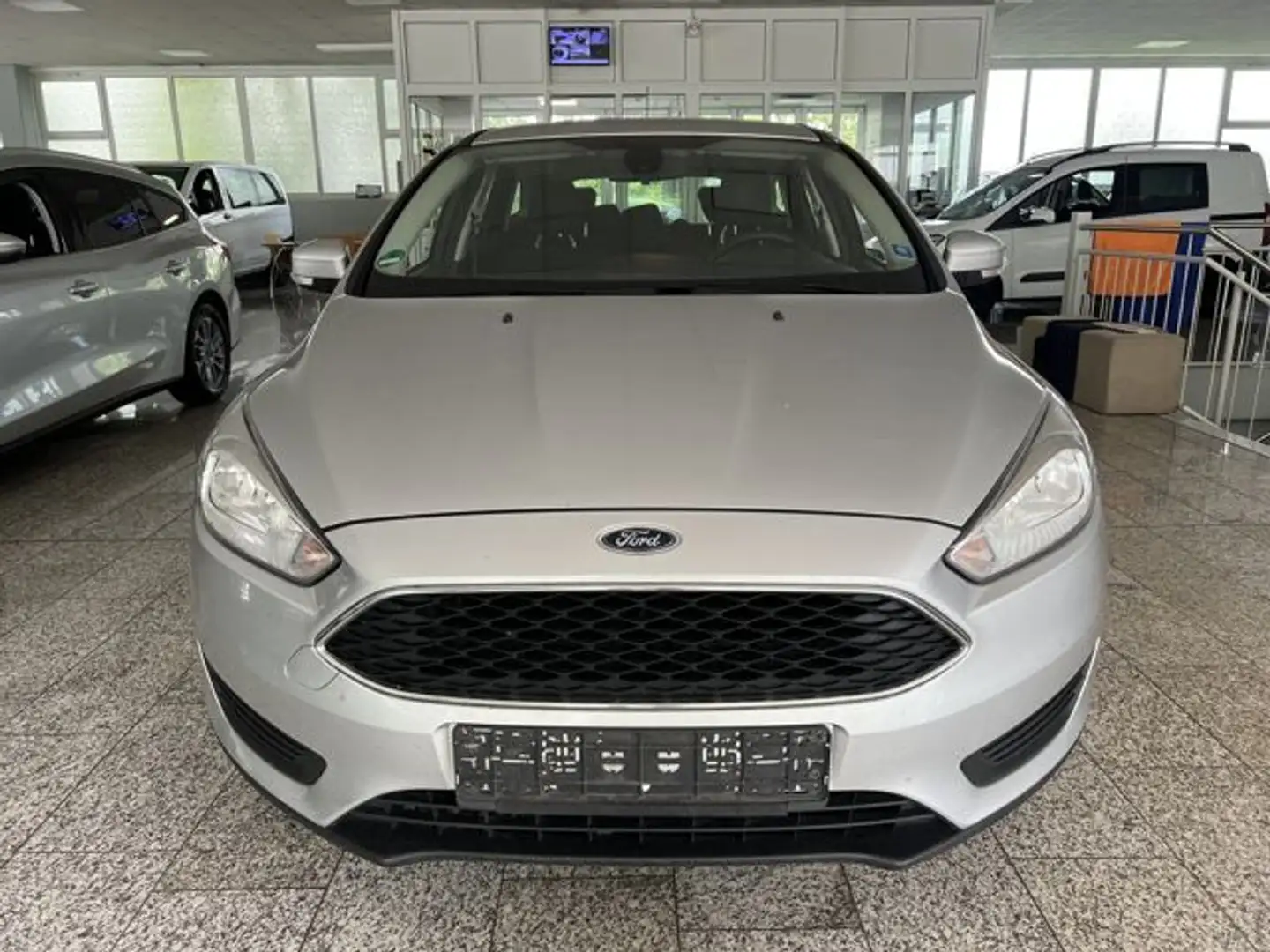 Ford Focus Turnier 1.5 TDCI NAVI+TEMPOMAT PDC Plateado - 2