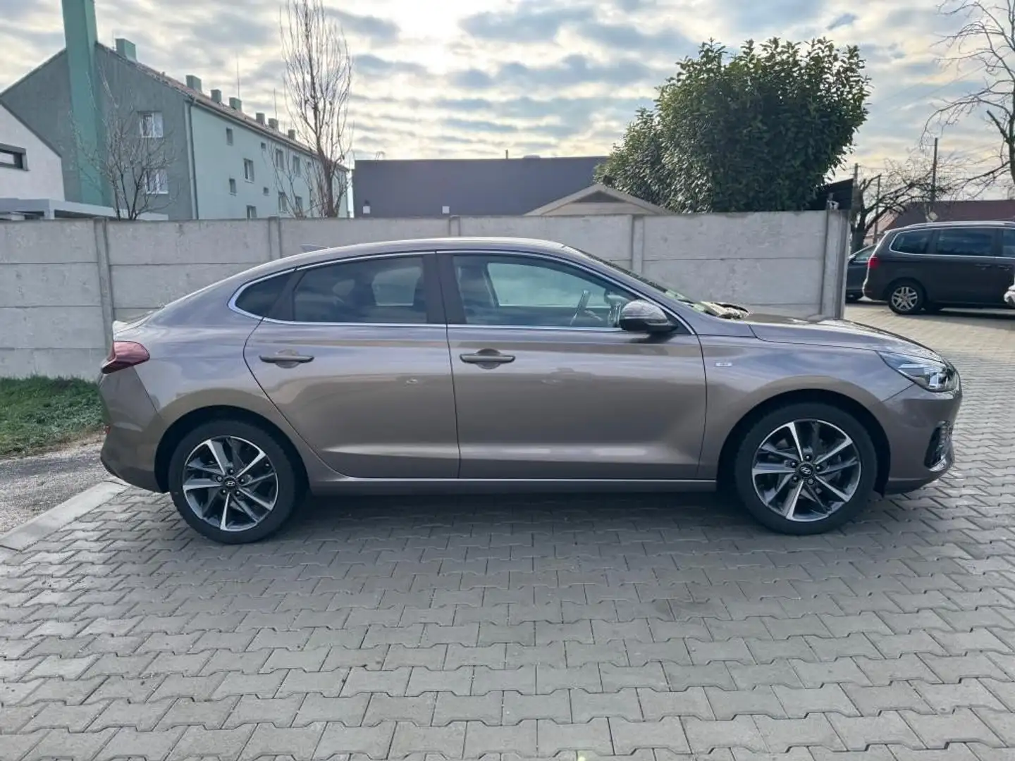 Hyundai i30 i30 1.5 T-GDI Fastback 48V-Hybrid Braun - 1