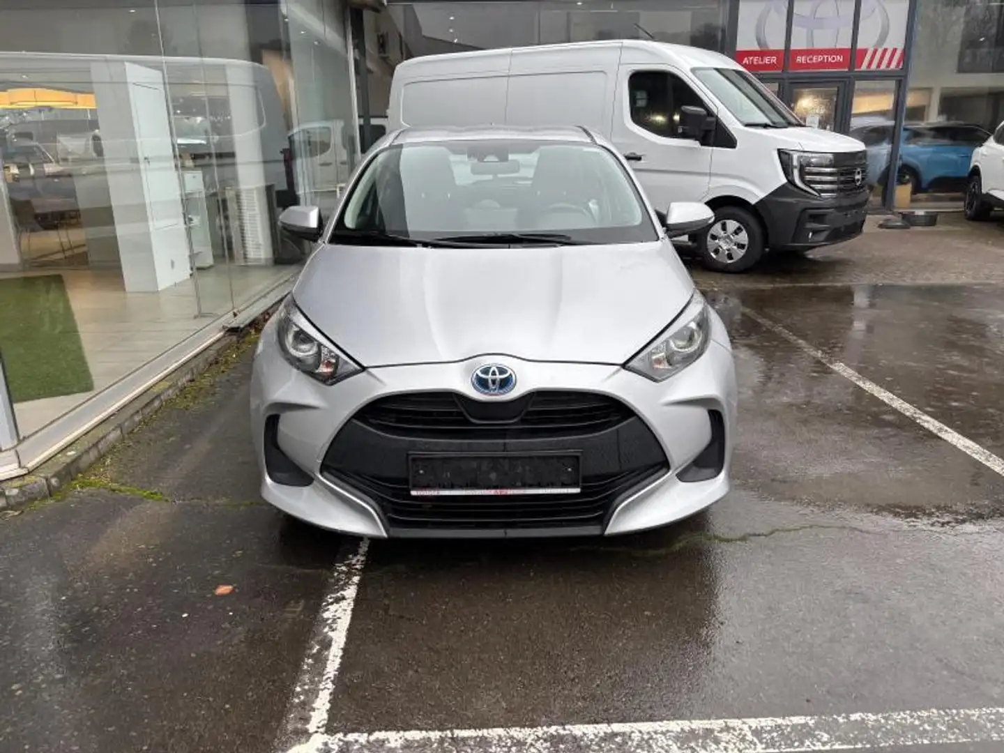 Toyota Yaris 1.5 Hybrid e-CVT Dynamic Grijs - 2