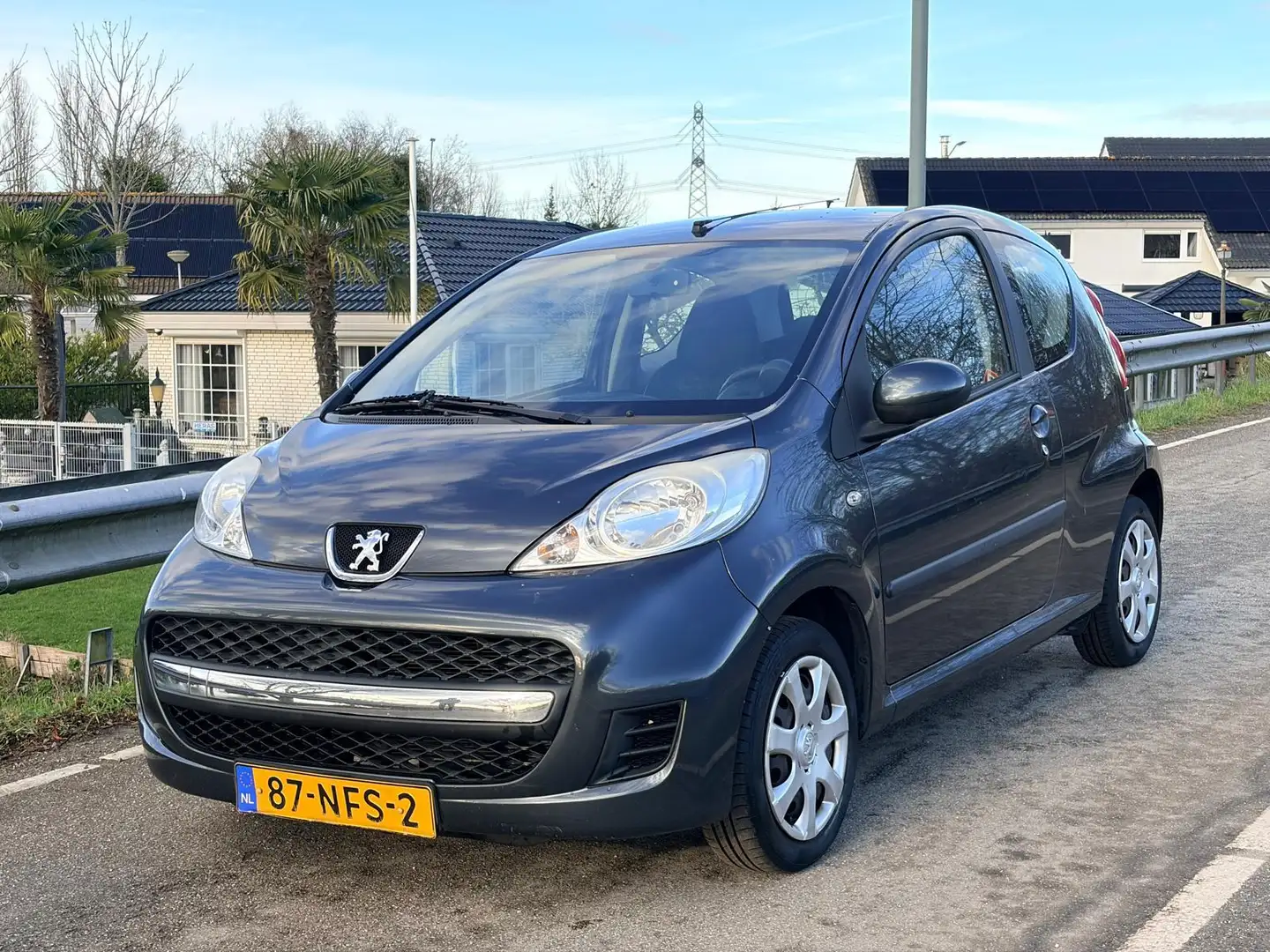 Peugeot 107 1.0-12V Urban Move Grau - 1