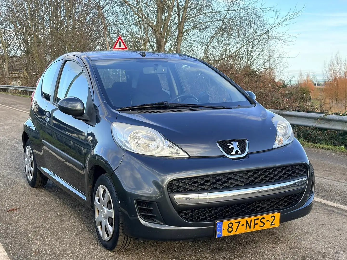 Peugeot 107 1.0-12V Urban Move Grau - 2