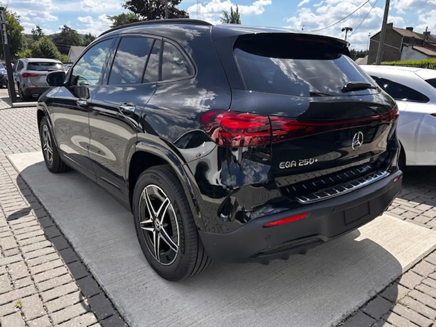 Mercedes-Benz EQA 250 250 + Business Star Edition - SAGA Huy (+32 85 23  Zwart - 2