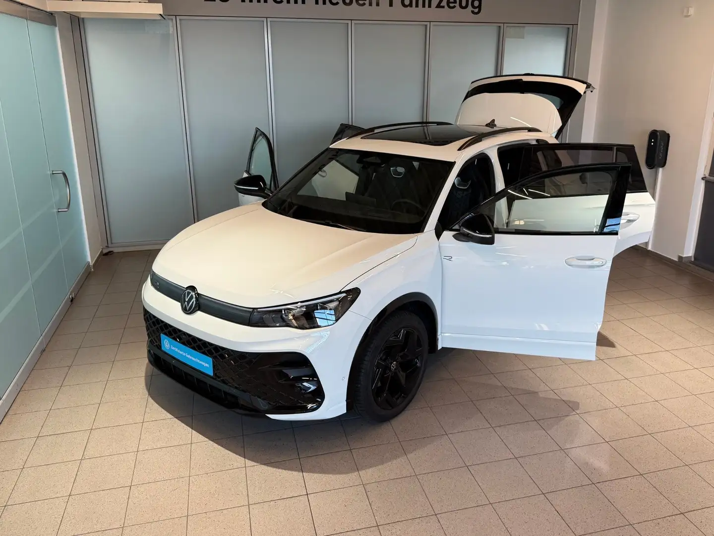 Volkswagen Tiguan 1.5 eTSI R-Line Alarmanlage, Massage, Pano Weiß - 2
