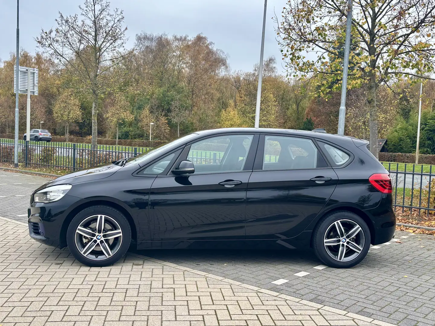 BMW 218 Active tourer High Executive M-Pakket Zwart - 2