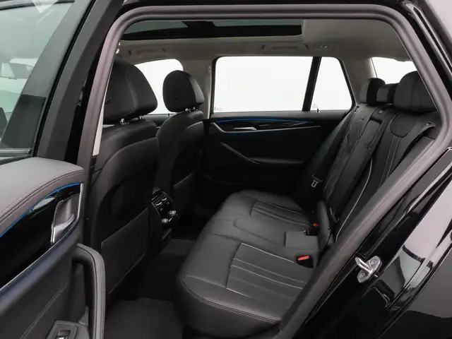 BMW 5 Series view 26