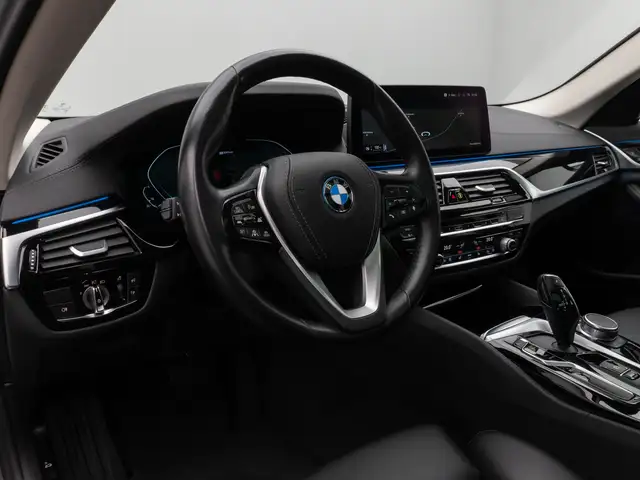 BMW 5 Series view 21