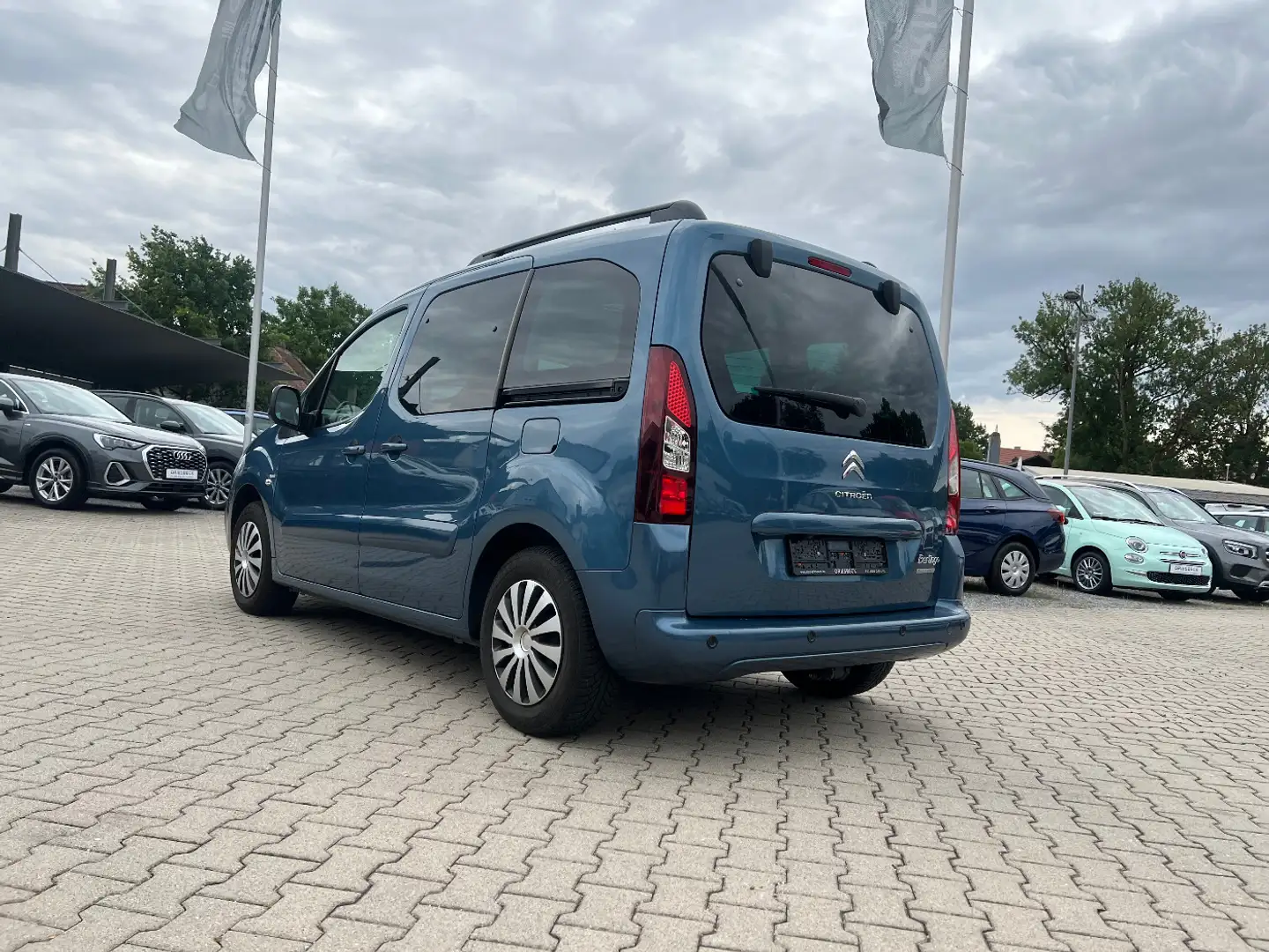 Citroen Berlingo Kombi 1.6 BlueHDi 90 Jahre *Navi AHK Kam Blau - 2