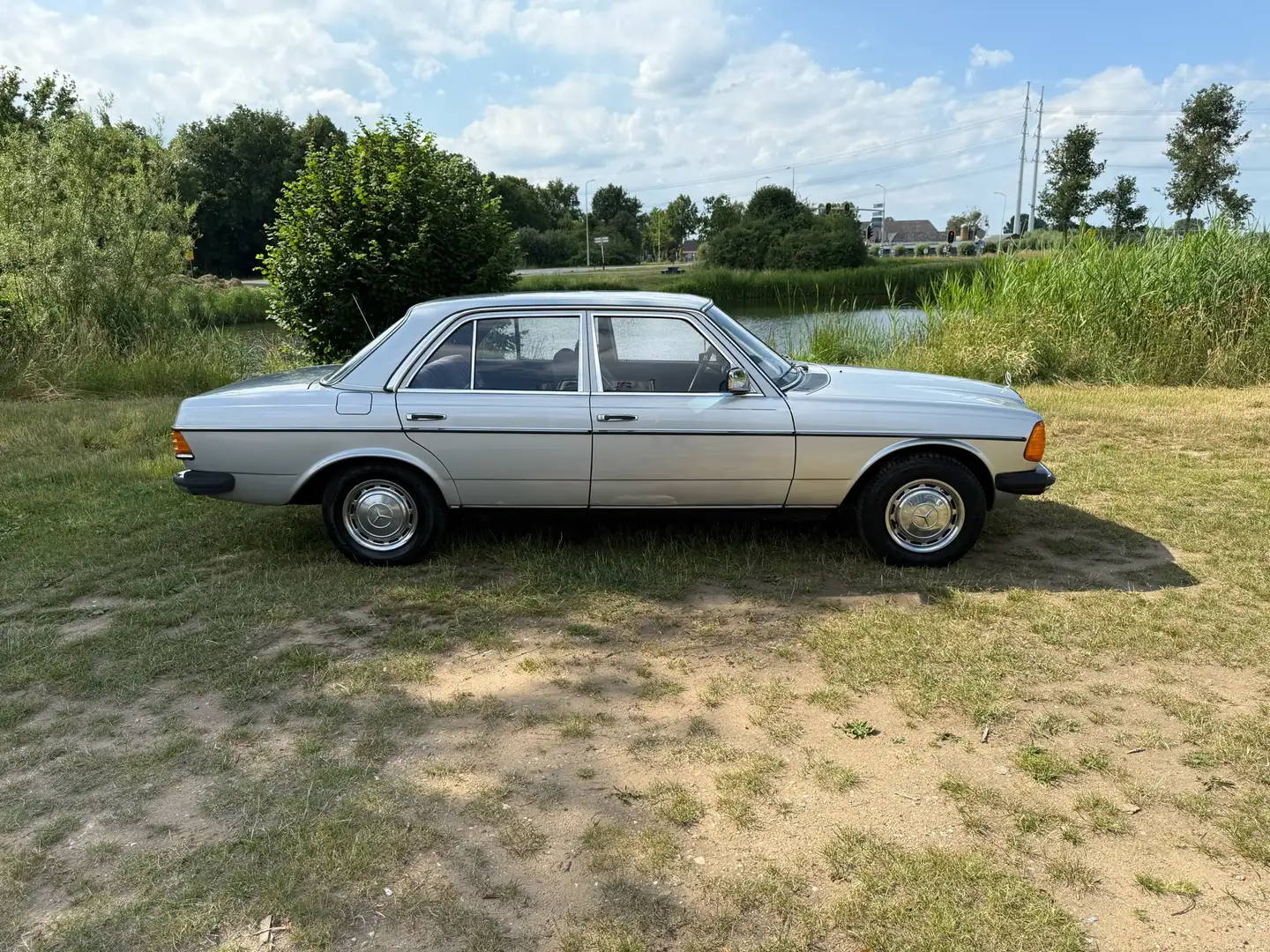 Mercedes-Benz 200 240 d       automaat   apk tot 29-01-2027 - 2
