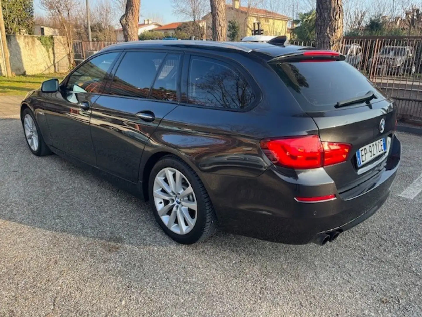 BMW 525 d xDrive SW Luxury Line Zwart - 2