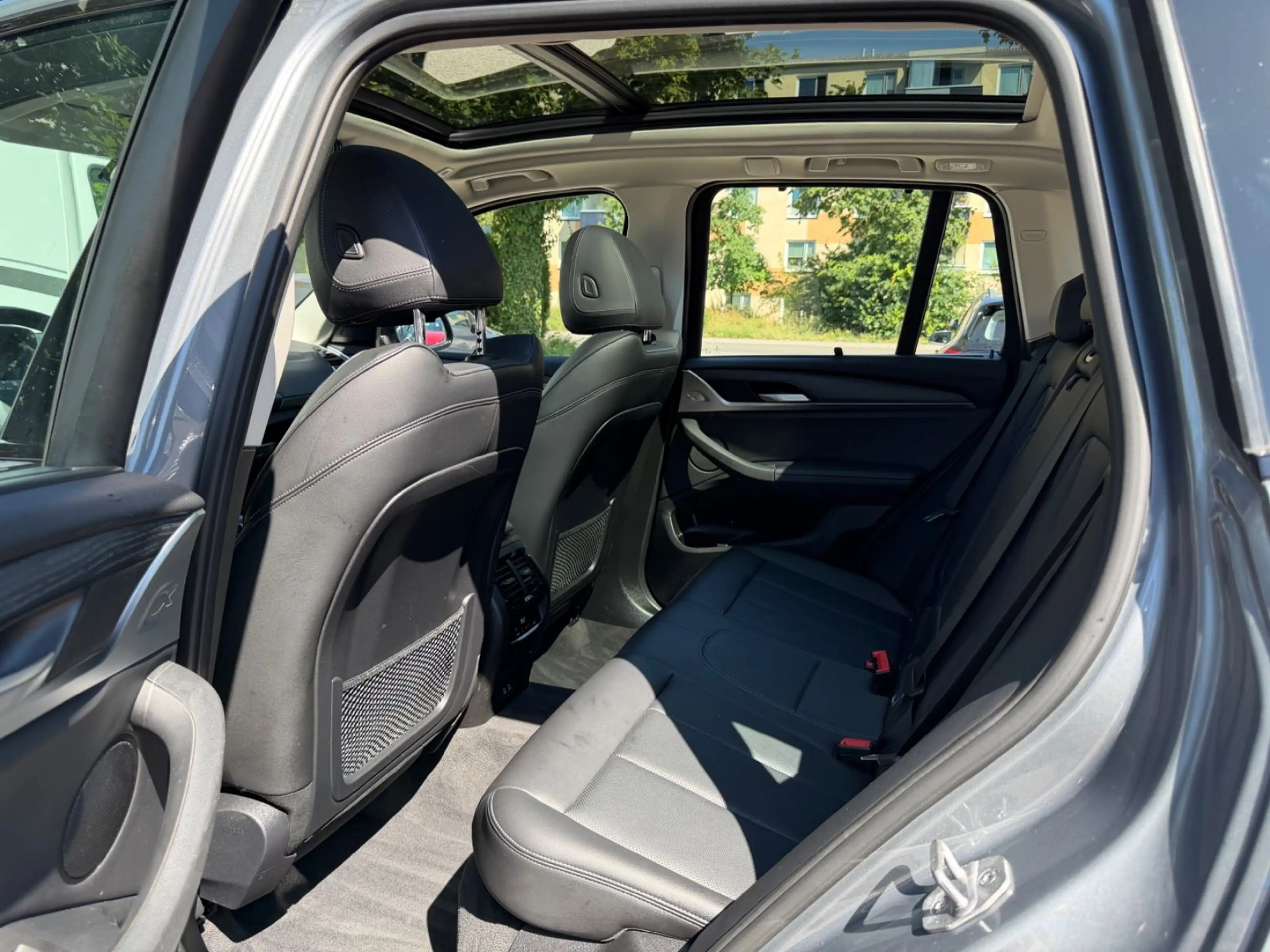 BMW X3 xDrive 30 d/Pano/DrivAssist/ParkAssist/LiveCo — photo 10