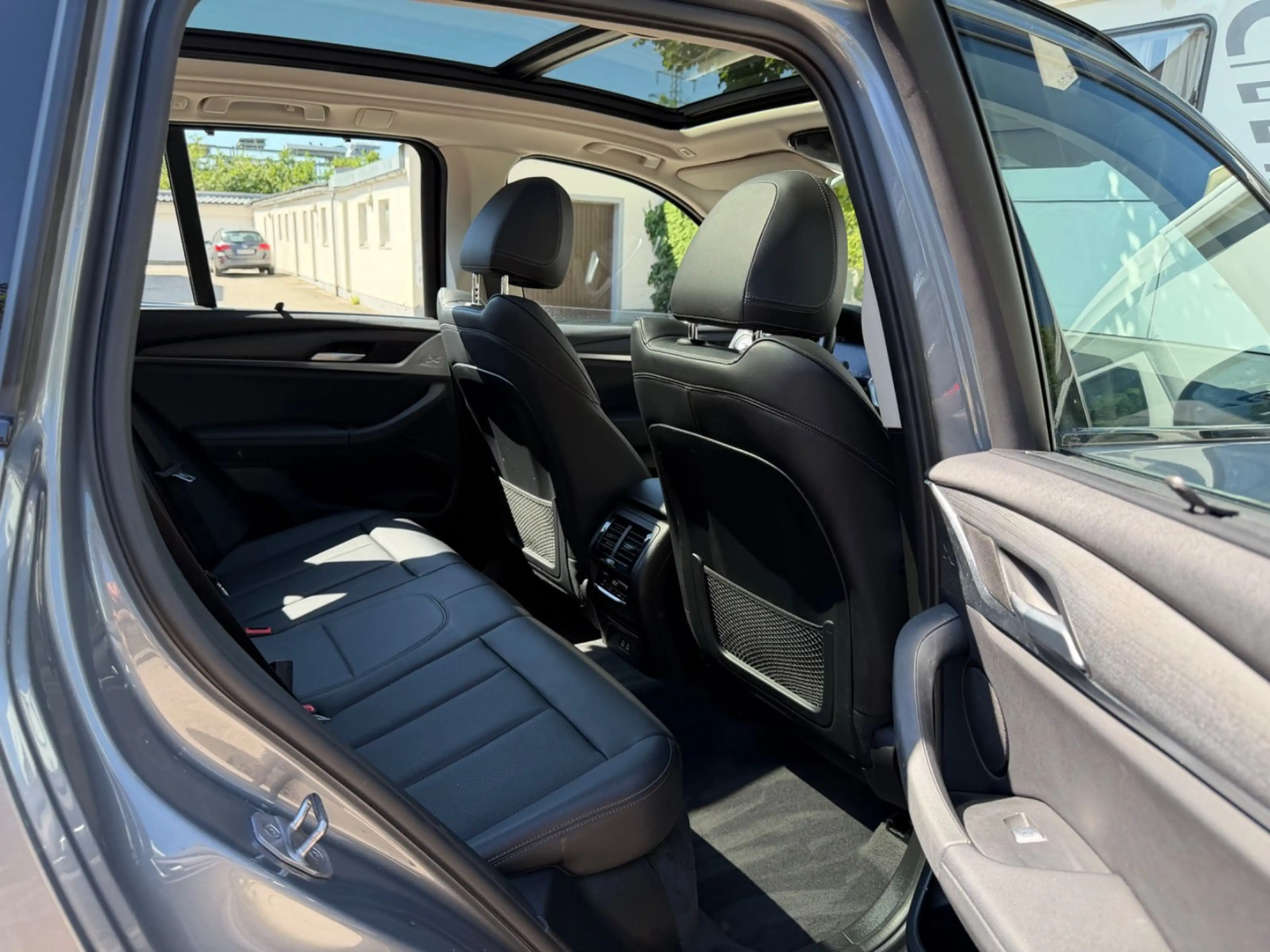 BMW X3 xDrive 30 d/Pano/DrivAssist/ParkAssist/LiveCo — photo 12