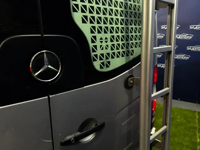 Mercedes-Benz Sprinter view 15