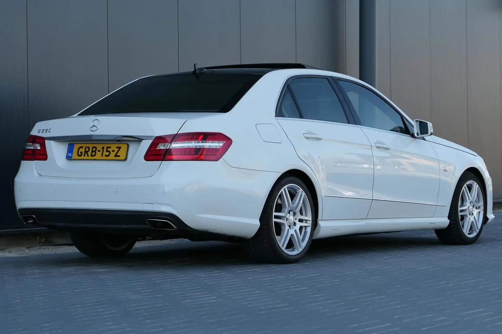 Mercedes-Benz E 500 AMG Panorama Harman/kardon Spoorassist Memory Blanc - 2