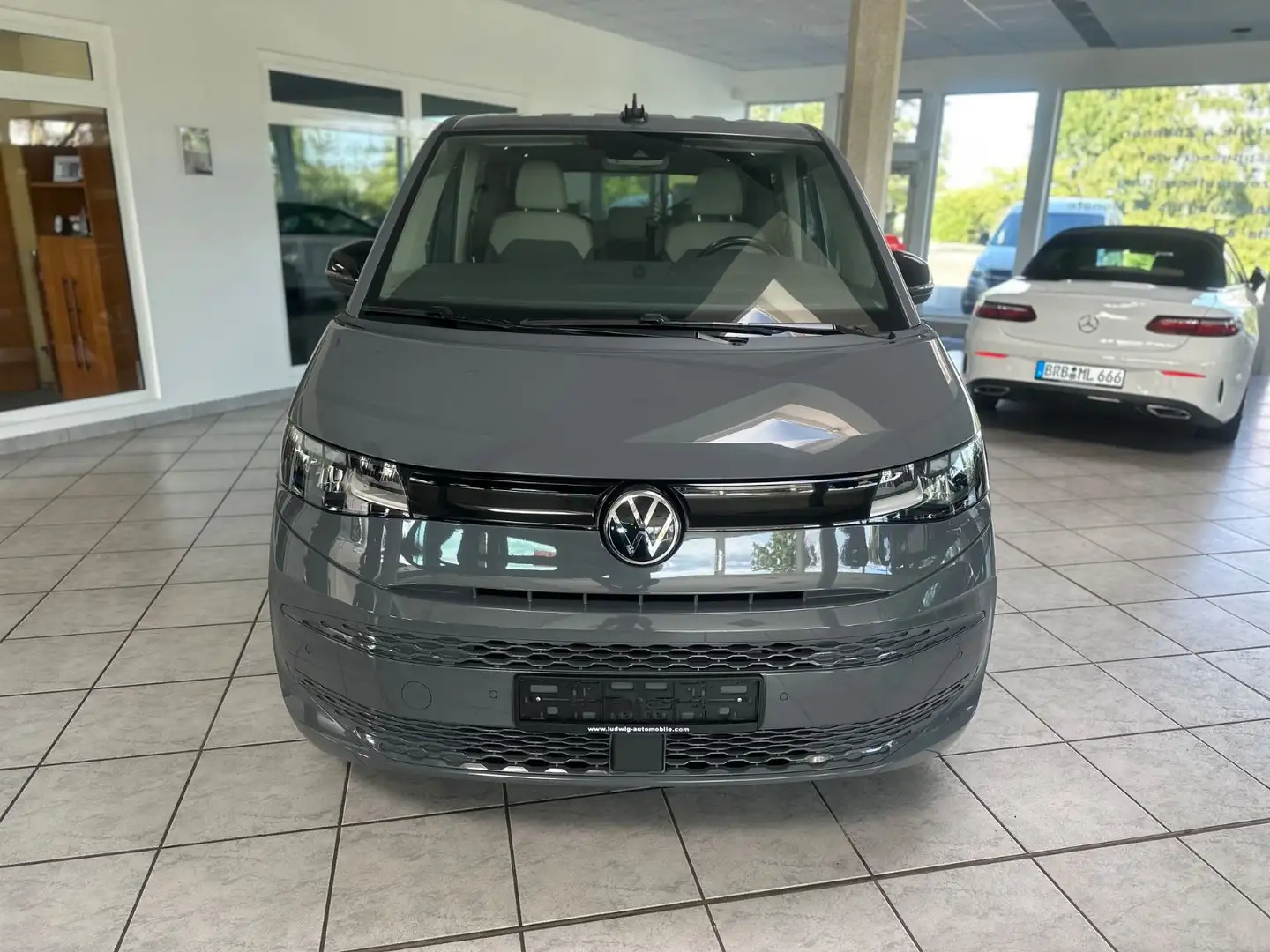 Volkswagen T7 Multivan lang Automatik LED Navi Kamera MwSt. Grau - 2