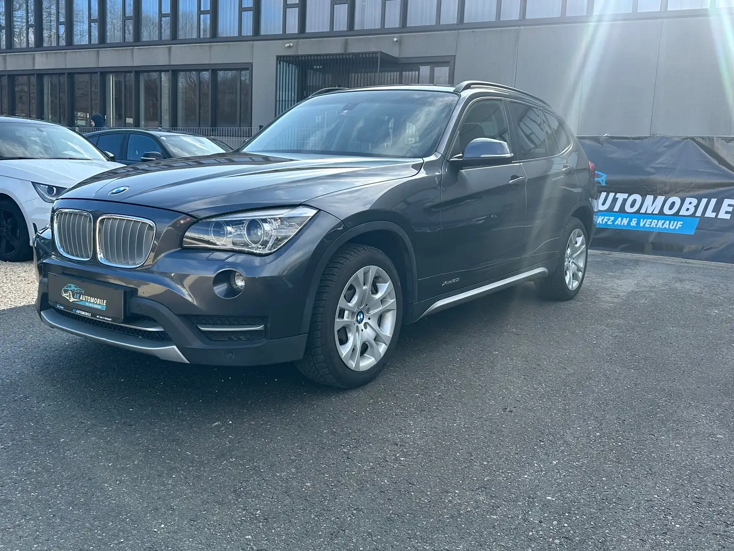 BMW X1 xDrive20i Mpaket Grau - 1