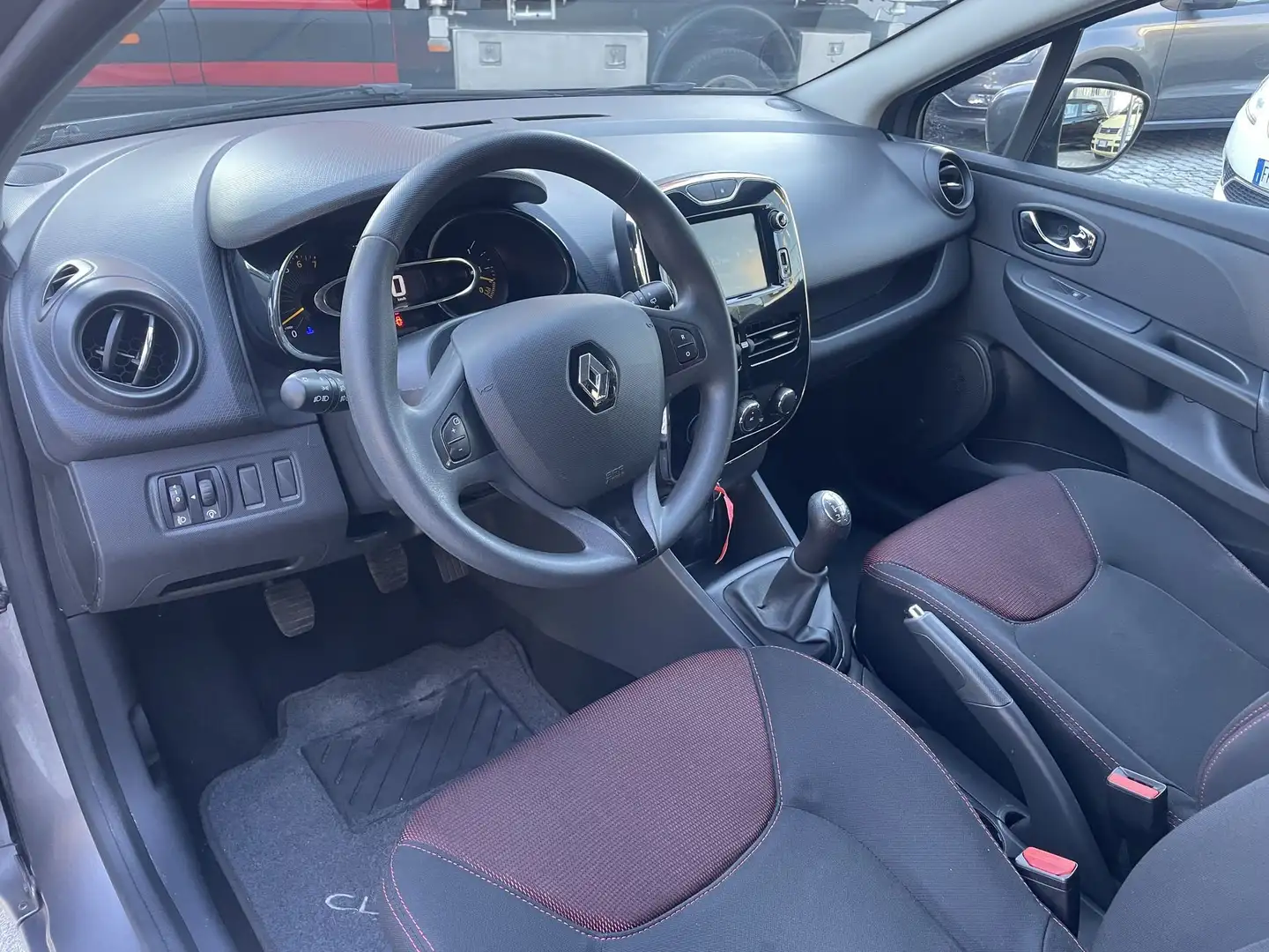 Renault Clio Clio 5p 1.2 Costume National 75cv+NAVI NEOPATENTA Gris - 2