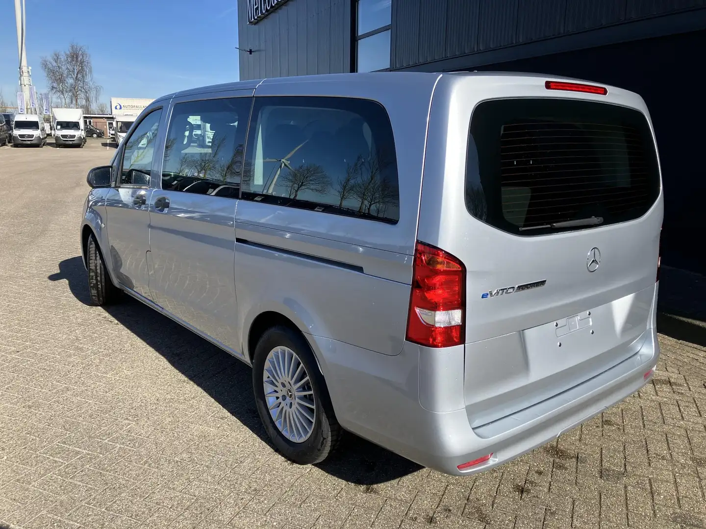 Mercedes-Benz Vito eVito Tourer 129 PRO L2 90 kWh Mercedes-Benz eVito Argintiu - 2