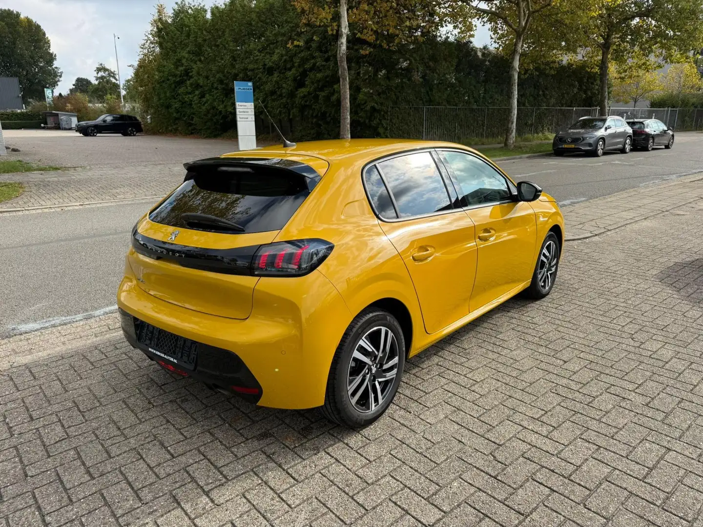 Peugeot 208 1.2 PureTech Allure Pack, Navi, 12mnd Garantie Geel - 2