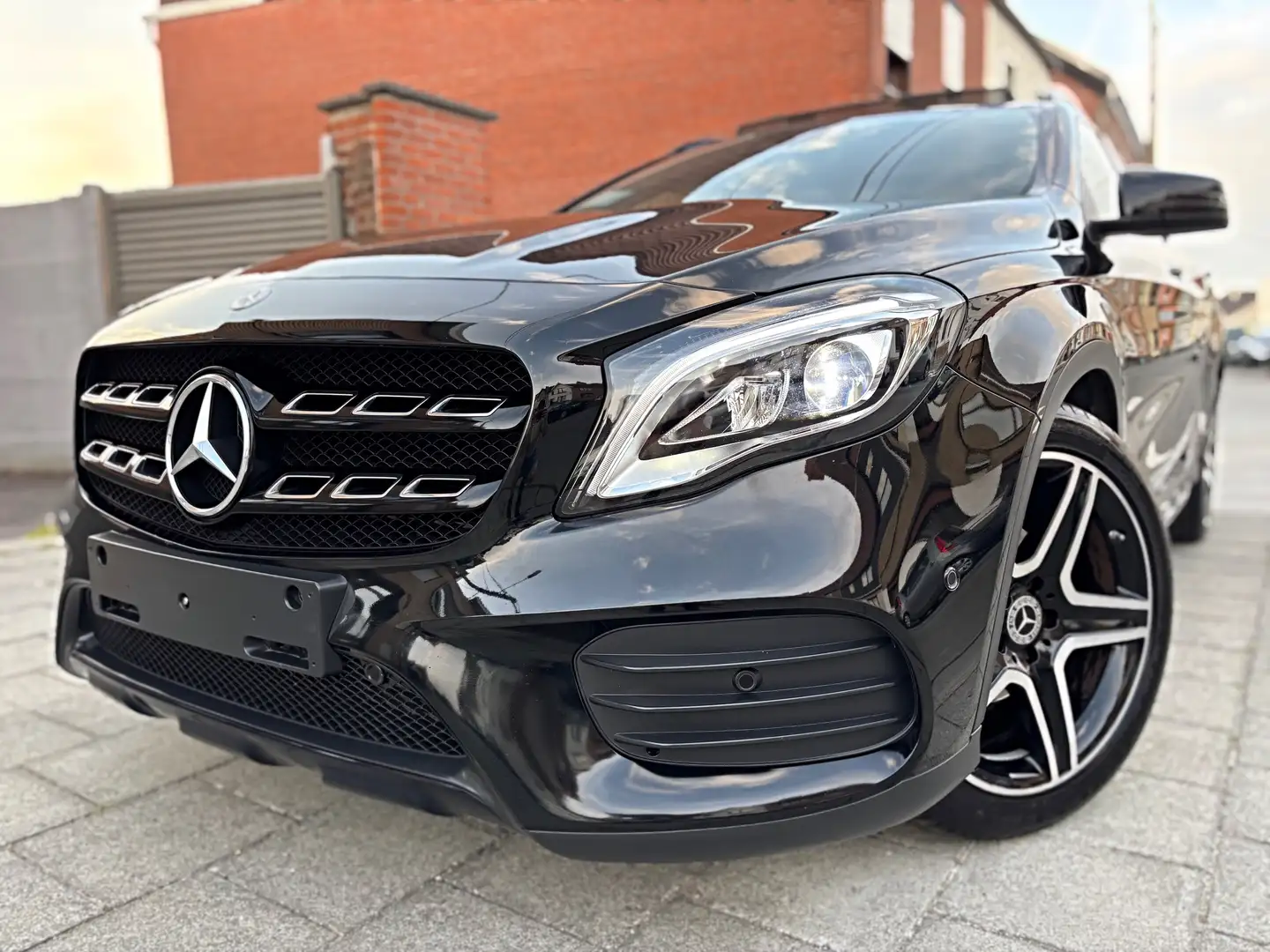 Mercedes-Benz GLA 180 PACK AMG/CARPLAY-GPS-CUIR-XENON-TOIT PANO/GARANTiE Чорний - 2