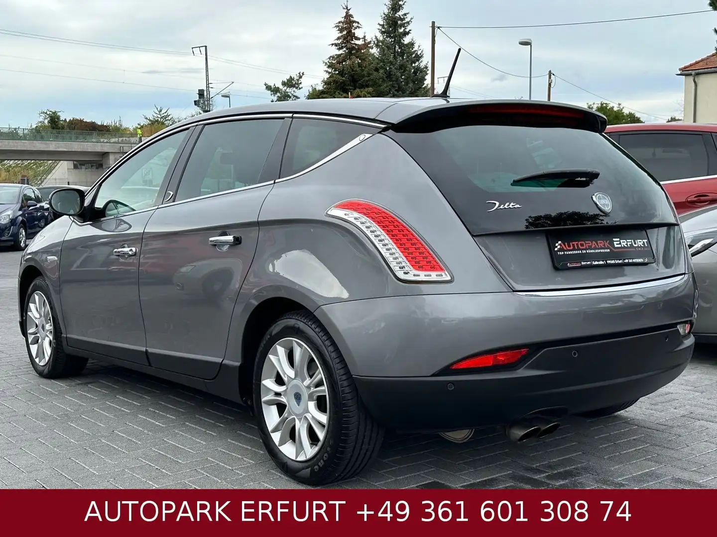 Lancia Delta Gold Automatik*Klima*Navi*Phone*Leder*PDC Šedá - 2